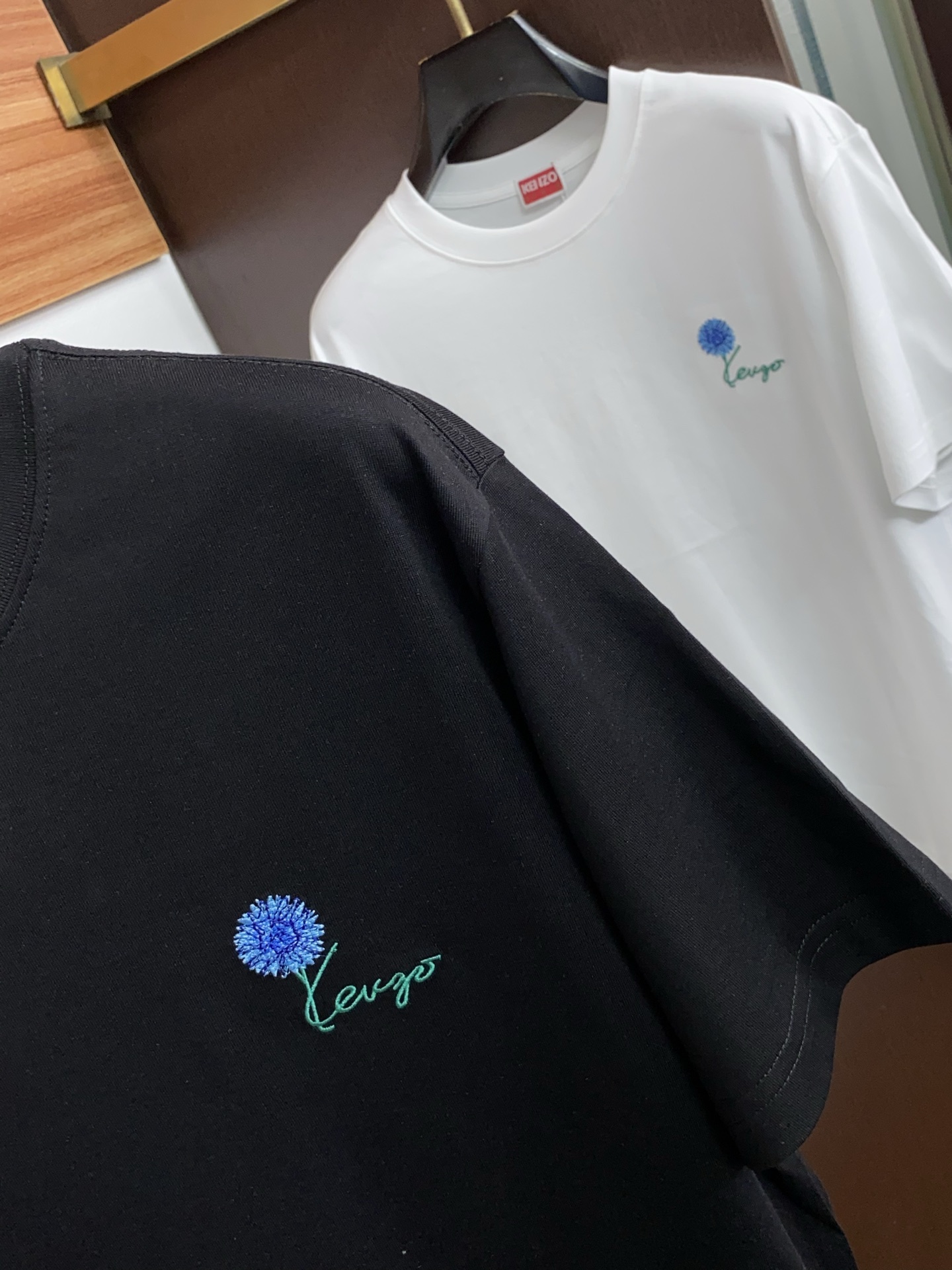 kenzo ss新工艺logo纯棉质微阔版圆领男士短袖T恤，新季新推系列将标识巧妙融入设计，塑就一系列充