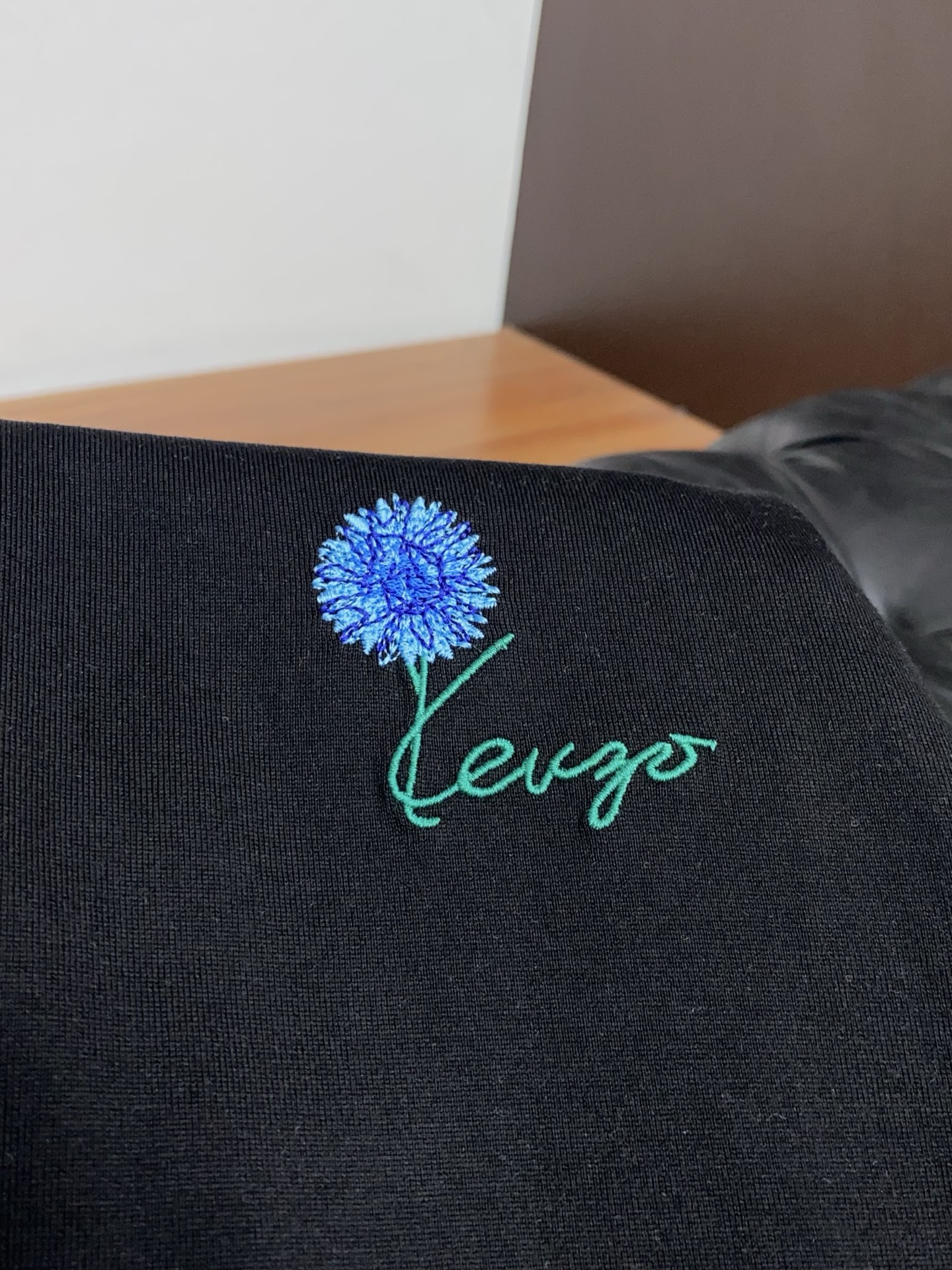 kenzo ss新工艺logo纯棉质微阔版圆领男士短袖T恤，新季新推系列将标识巧妙融入设计，塑就一系列充