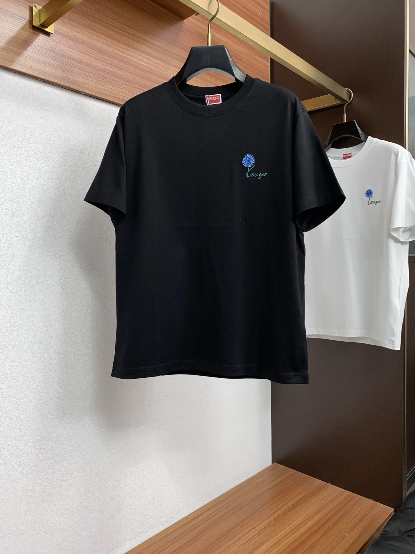 kenzo ss新工艺logo纯棉质微阔版圆领男士短袖T恤，新季新推系列将标识巧妙融入设计，塑就一系列充