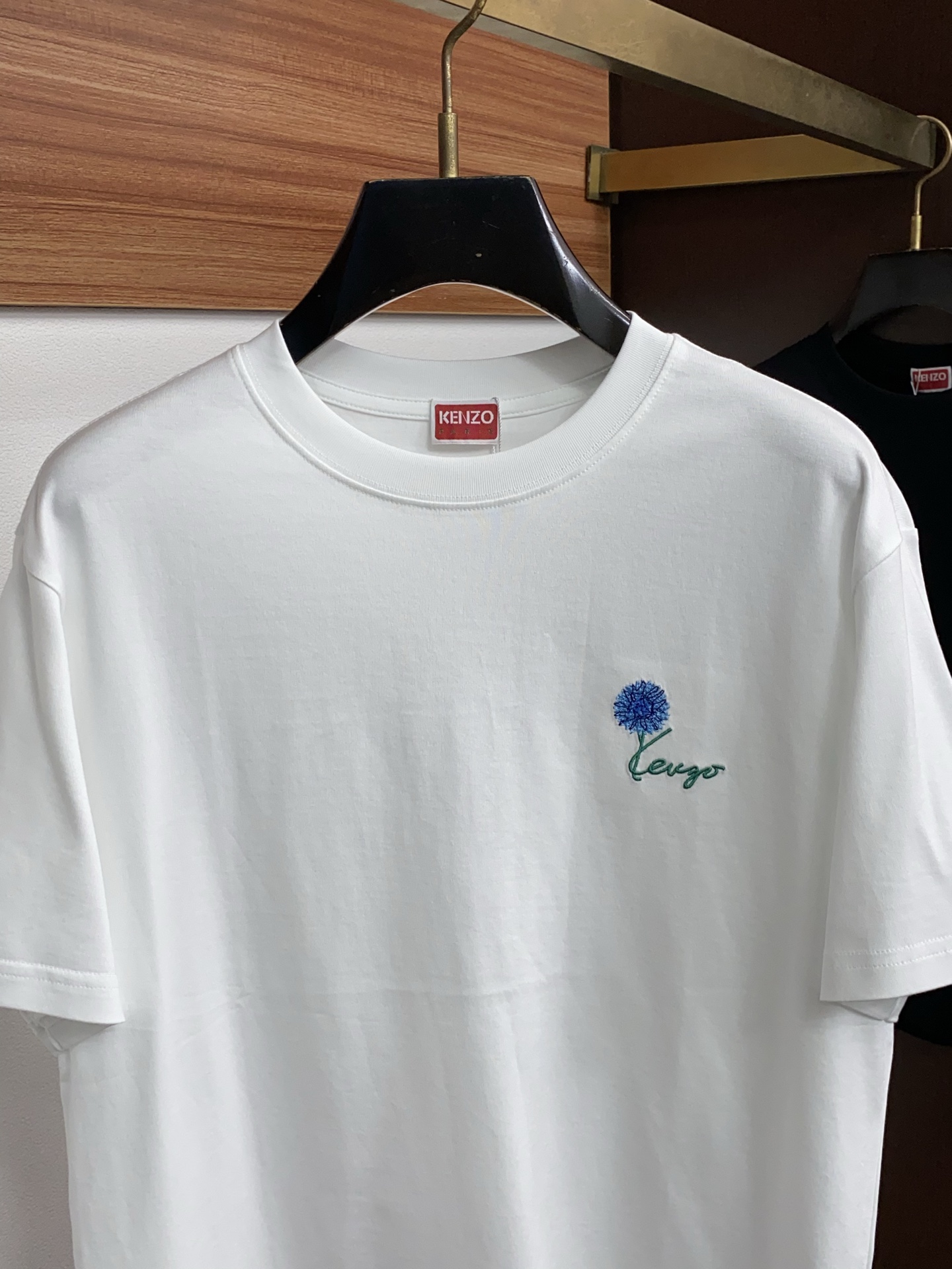 kenzo ss新工艺logo纯棉质微阔版圆领男士短袖T恤，新季新推系列将标识巧妙融入设计，塑就一系列充