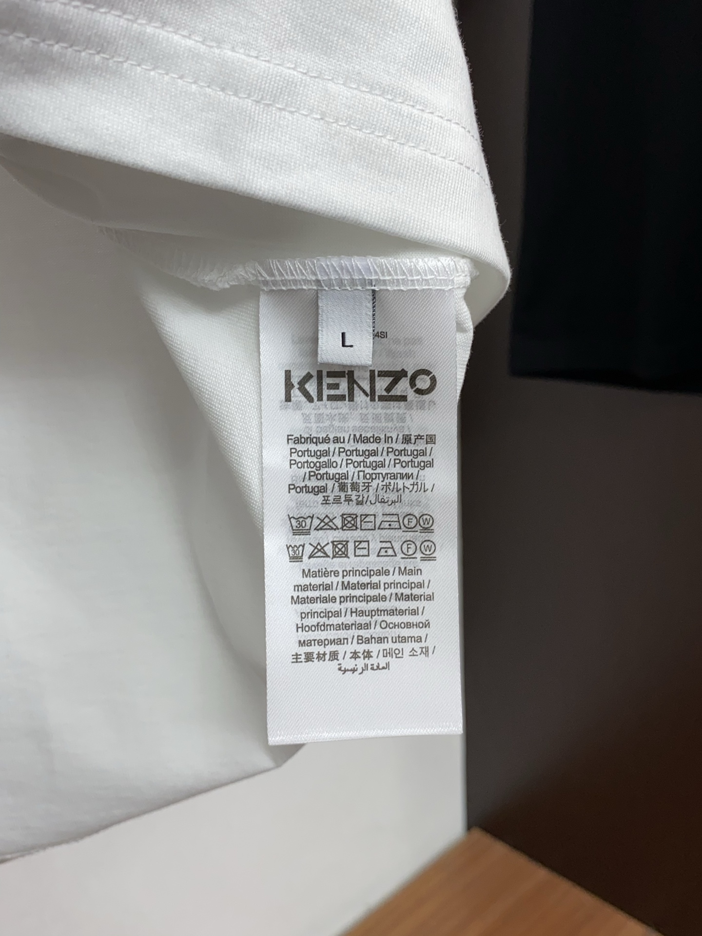 kenzo ss新工艺logo纯棉质微阔版圆领男士短袖T恤，新季新推系列将标识巧妙融入设计，塑就一系列充