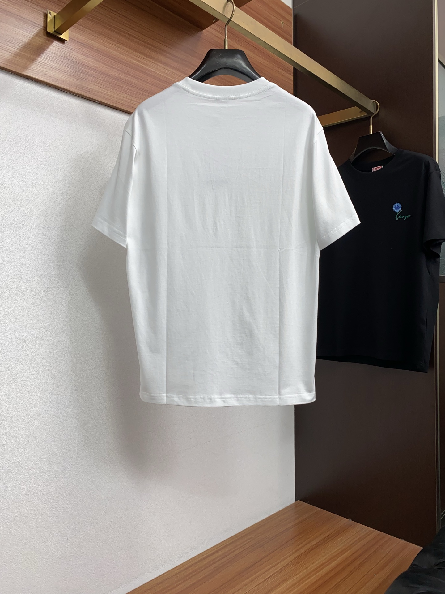kenzo ss新工艺logo纯棉质微阔版圆领男士短袖T恤，新季新推系列将标识巧妙融入设计，塑就一系列充