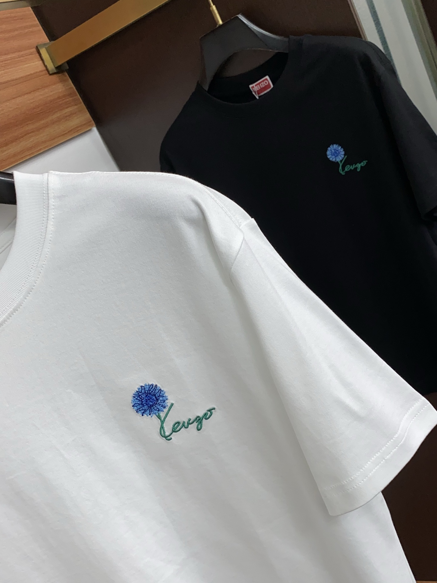 kenzo ss新工艺logo纯棉质微阔版圆领男士短袖T恤，新季新推系列将标识巧妙融入设计，塑就一系列充