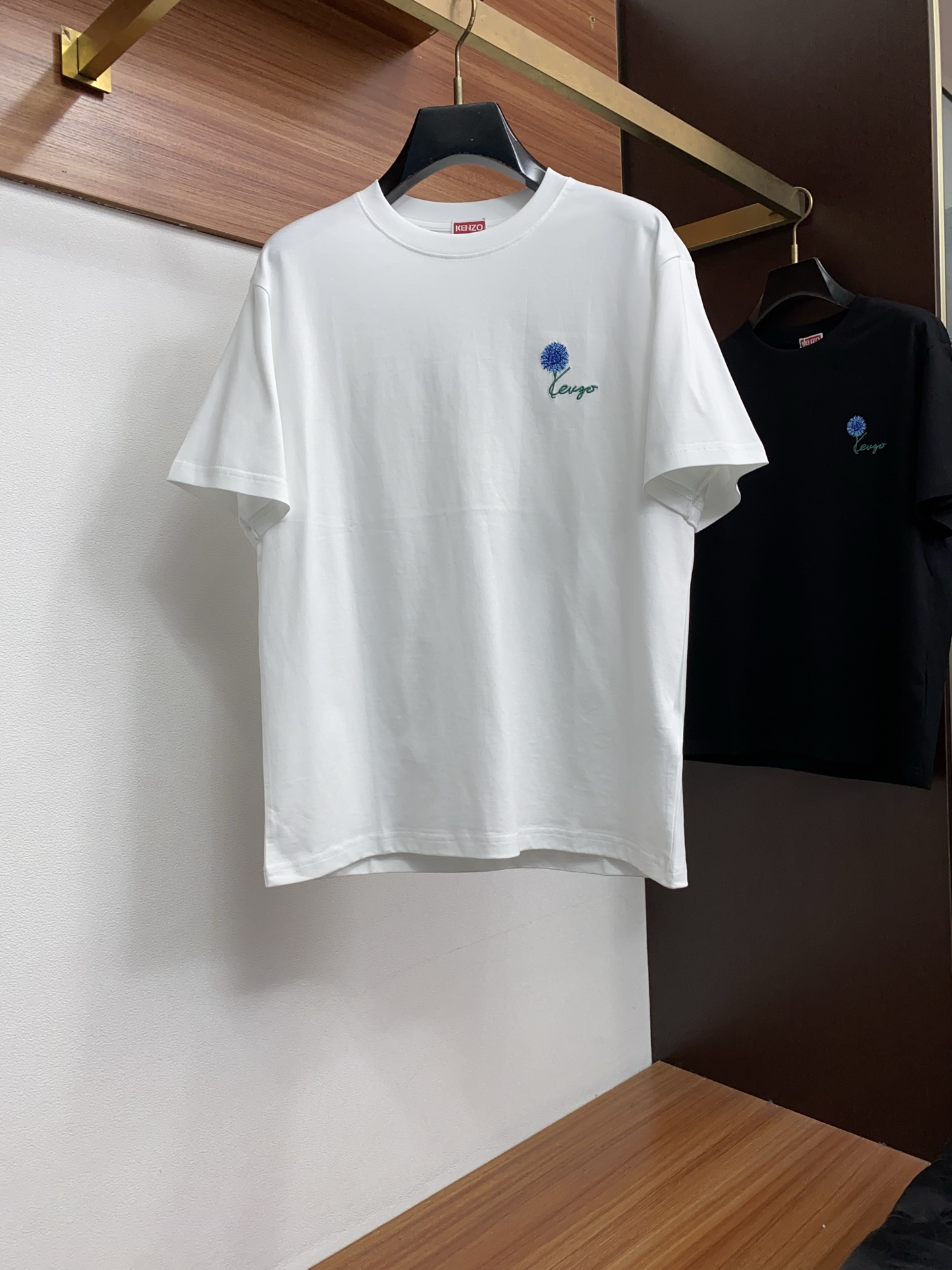 kenzo ss新工艺logo纯棉质微阔版圆领男士短袖T恤，新季新推系列将标识巧妙融入设计，塑就一系列充