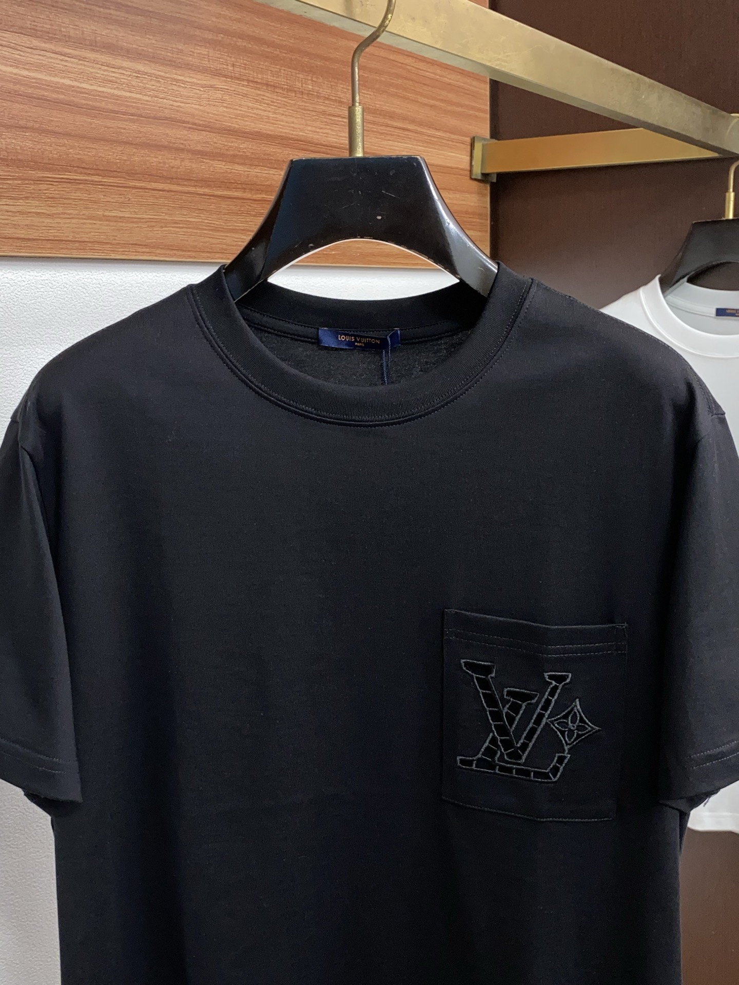 1v 路易威登 ss新工艺logo纯棉质微阔版圆领男士短袖T恤，新季新推系列将标识巧妙融入设计，塑就一系