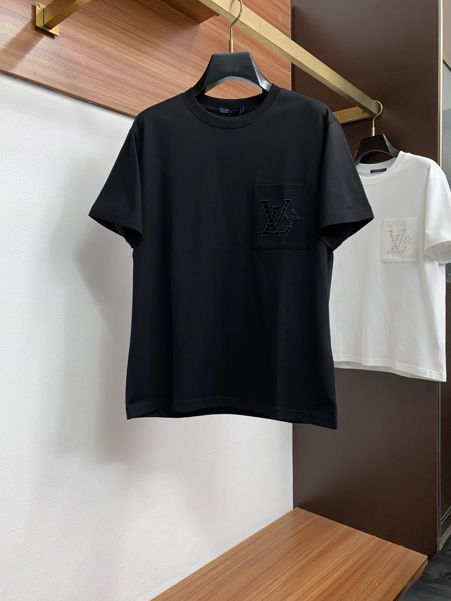 1v 路易威登 ss新工艺logo纯棉质微阔版圆领男士短袖T恤，新季新推系列将标识巧妙融入设计，塑就一系