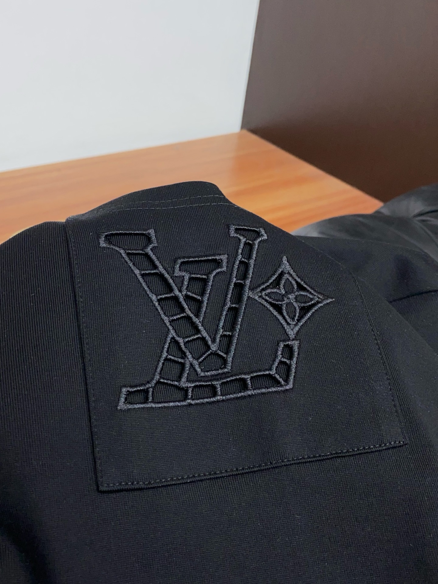 1v 路易威登 ss新工艺logo纯棉质微阔版圆领男士短袖T恤，新季新推系列将标识巧妙融入设计，塑就一系