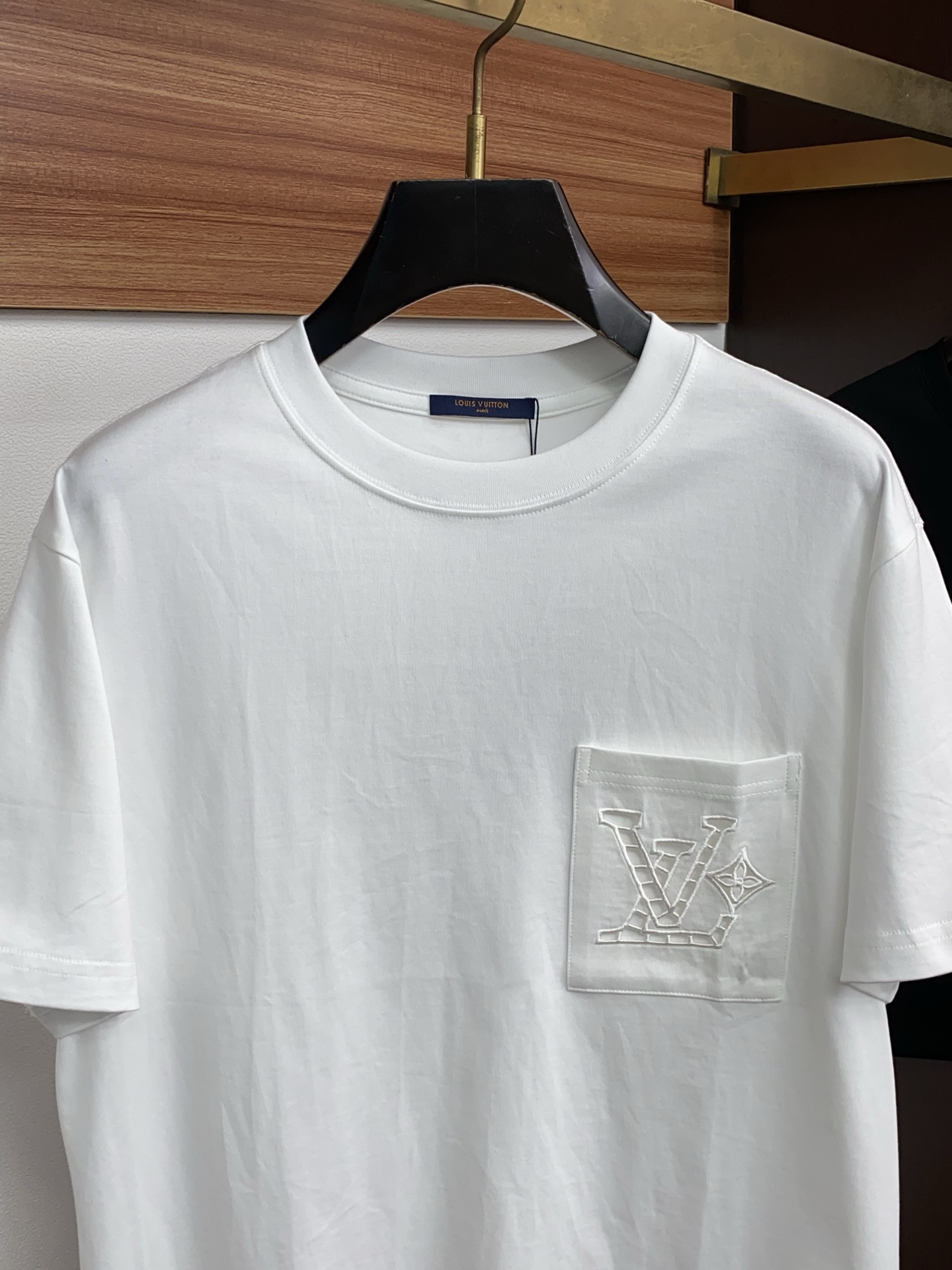 1v 路易威登 ss新工艺logo纯棉质微阔版圆领男士短袖T恤，新季新推系列将标识巧妙融入设计，塑就一系