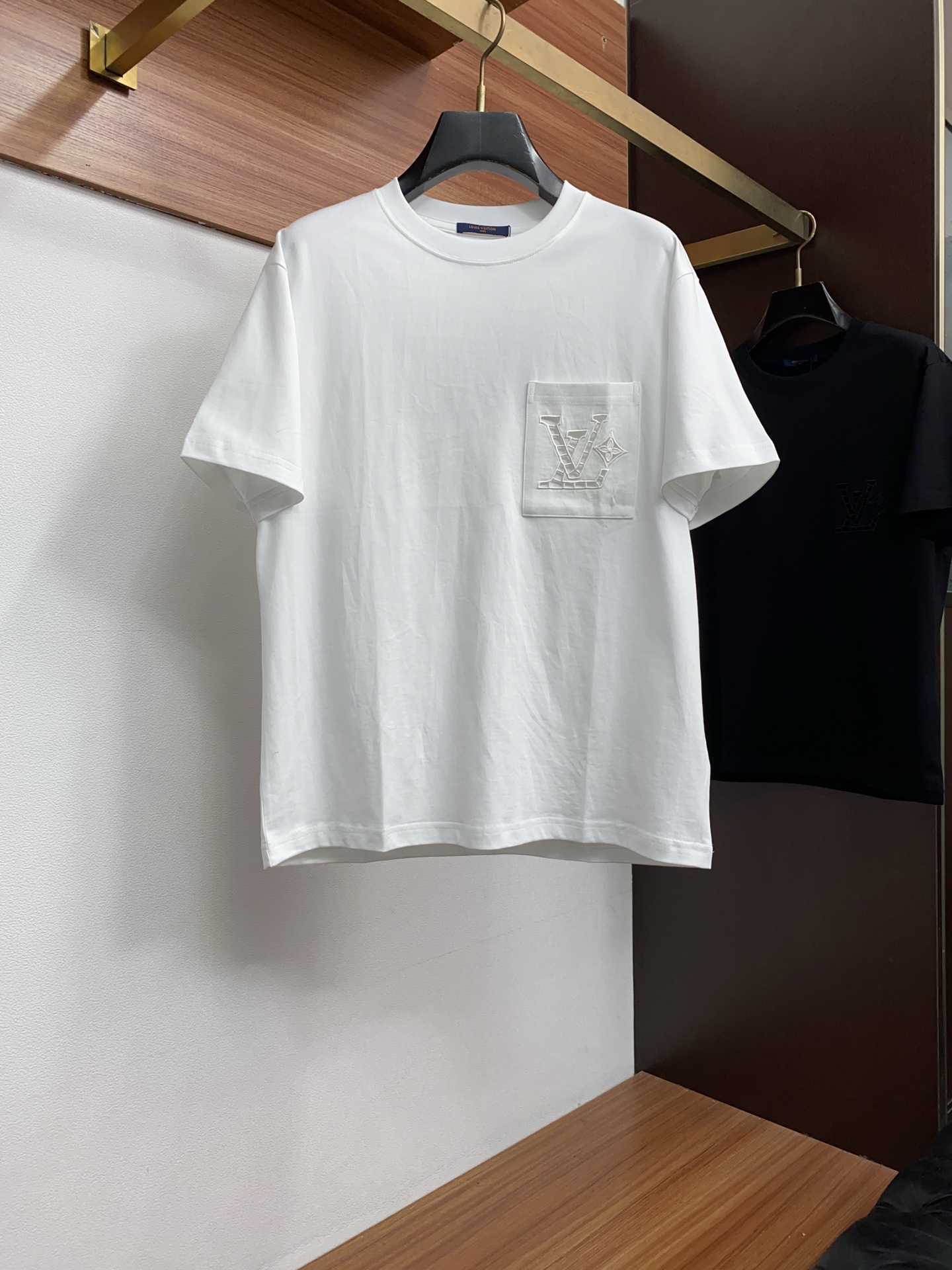 1v 路易威登 ss新工艺logo纯棉质微阔版圆领男士短袖T恤，新季新推系列将标识巧妙融入设计，塑就一系