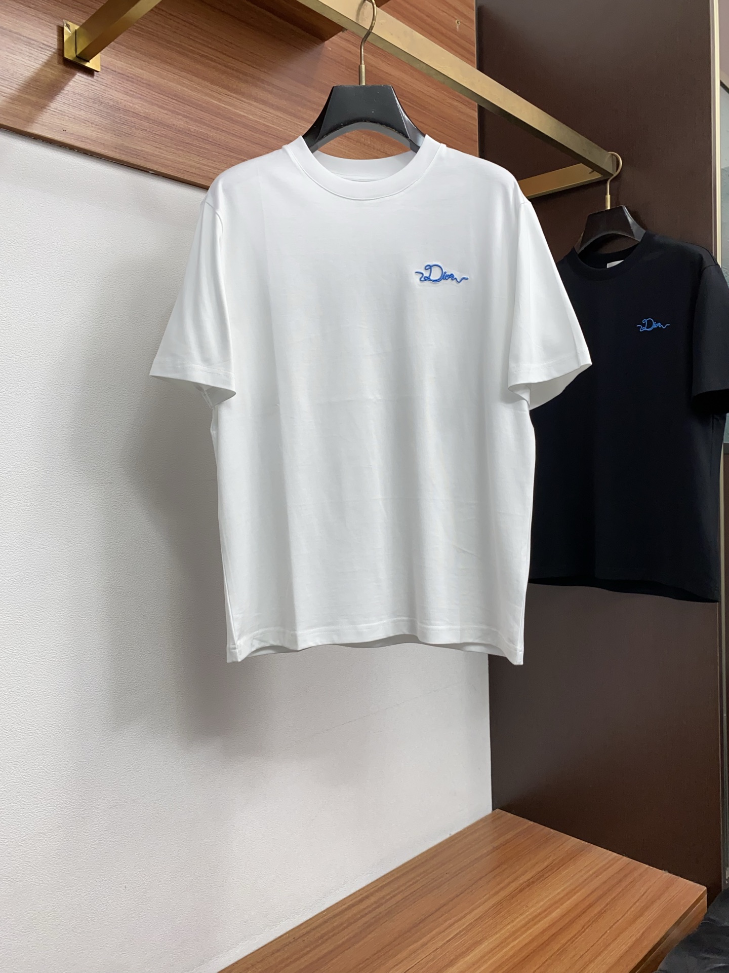 迪奥 ss新工艺logo纯棉质微阔版圆领男士短袖T恤，新季新推系列将标识巧妙融入设计，塑就一系列充满复古