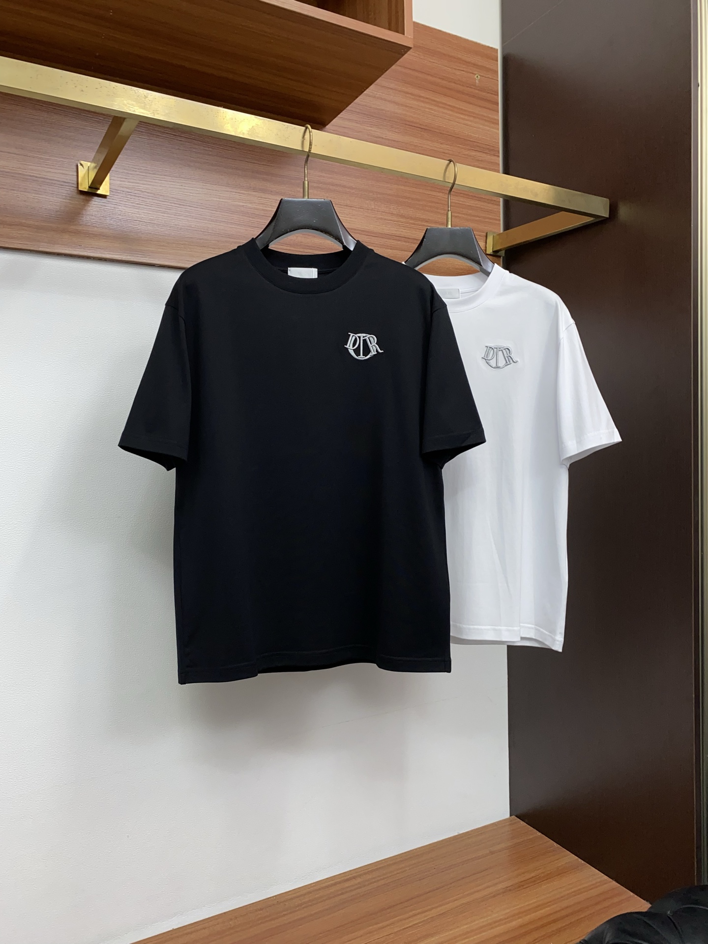 迪奥 ss新工艺logo纯棉质微阔版圆领男士短袖T恤，新季新推系列将标识巧妙融入设计，塑就一系列充满复古