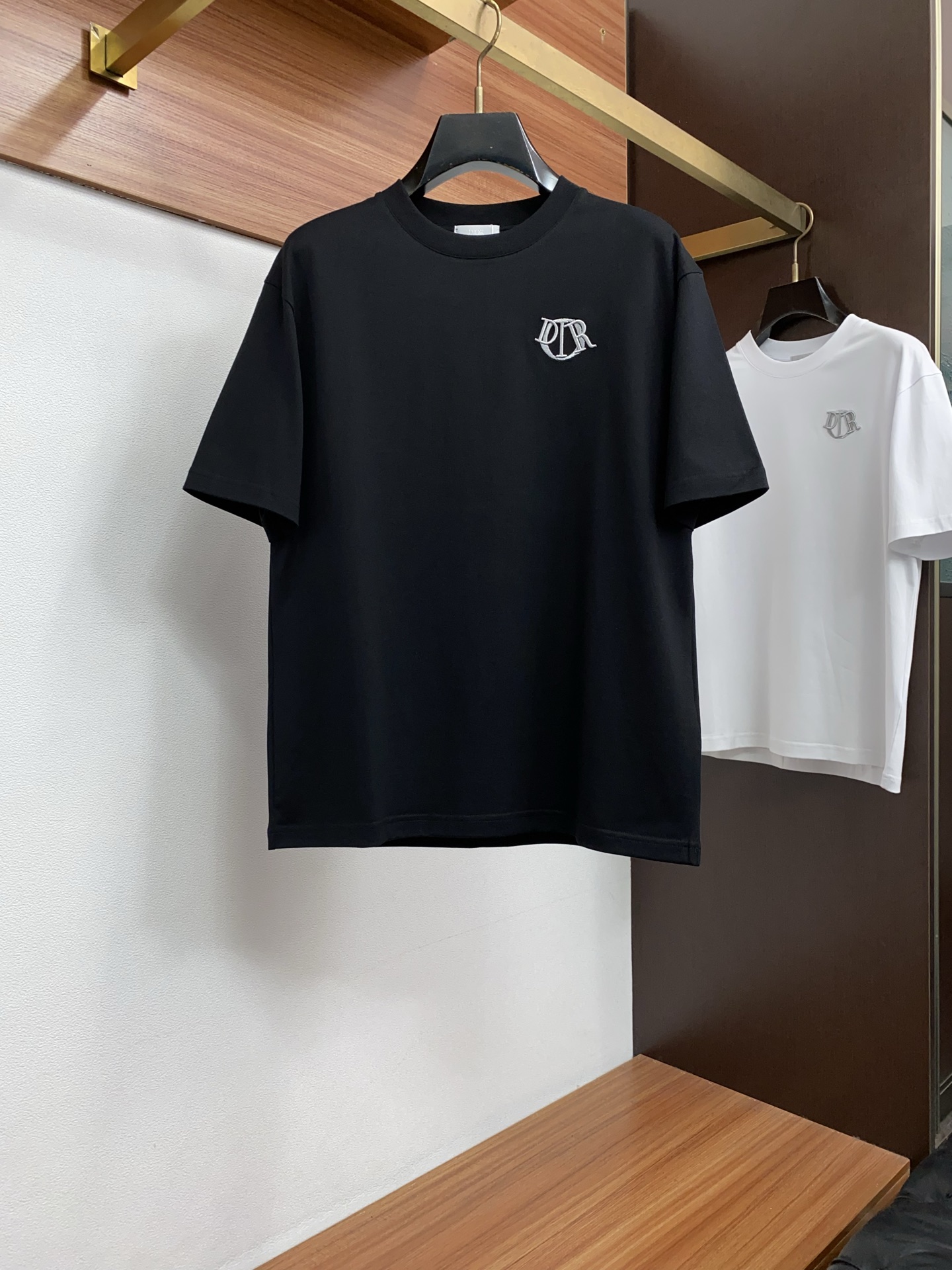 迪奥 ss新工艺logo纯棉质微阔版圆领男士短袖T恤，新季新推系列将标识巧妙融入设计，塑就一系列充满复古