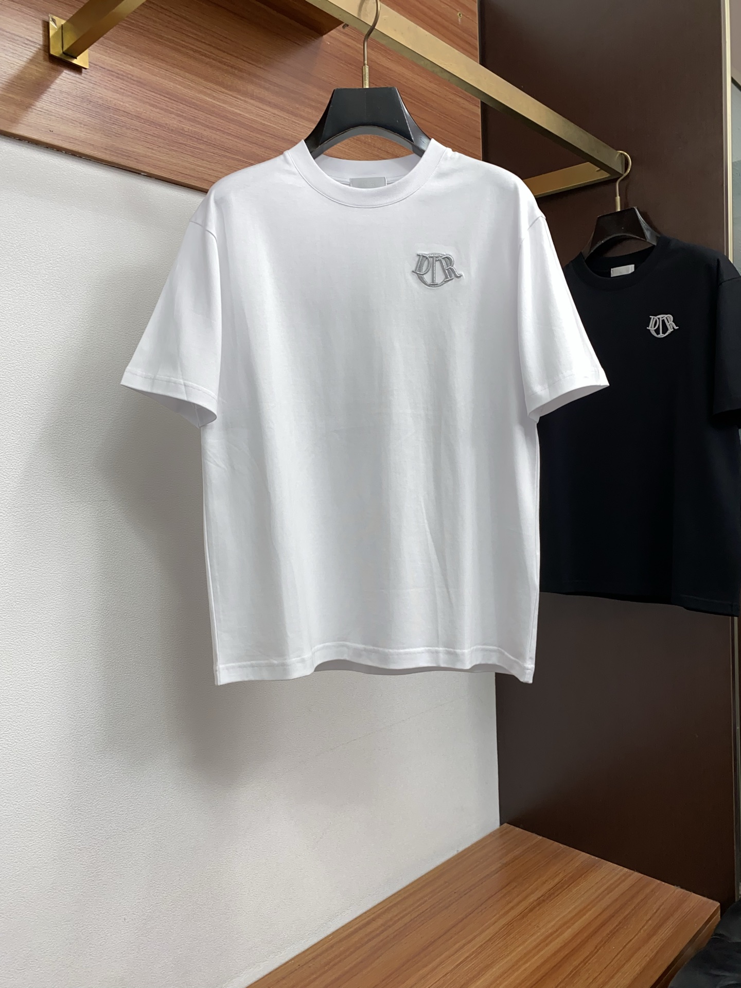 迪奥 ss新工艺logo纯棉质微阔版圆领男士短袖T恤，新季新推系列将标识巧妙融入设计，塑就一系列充满复古