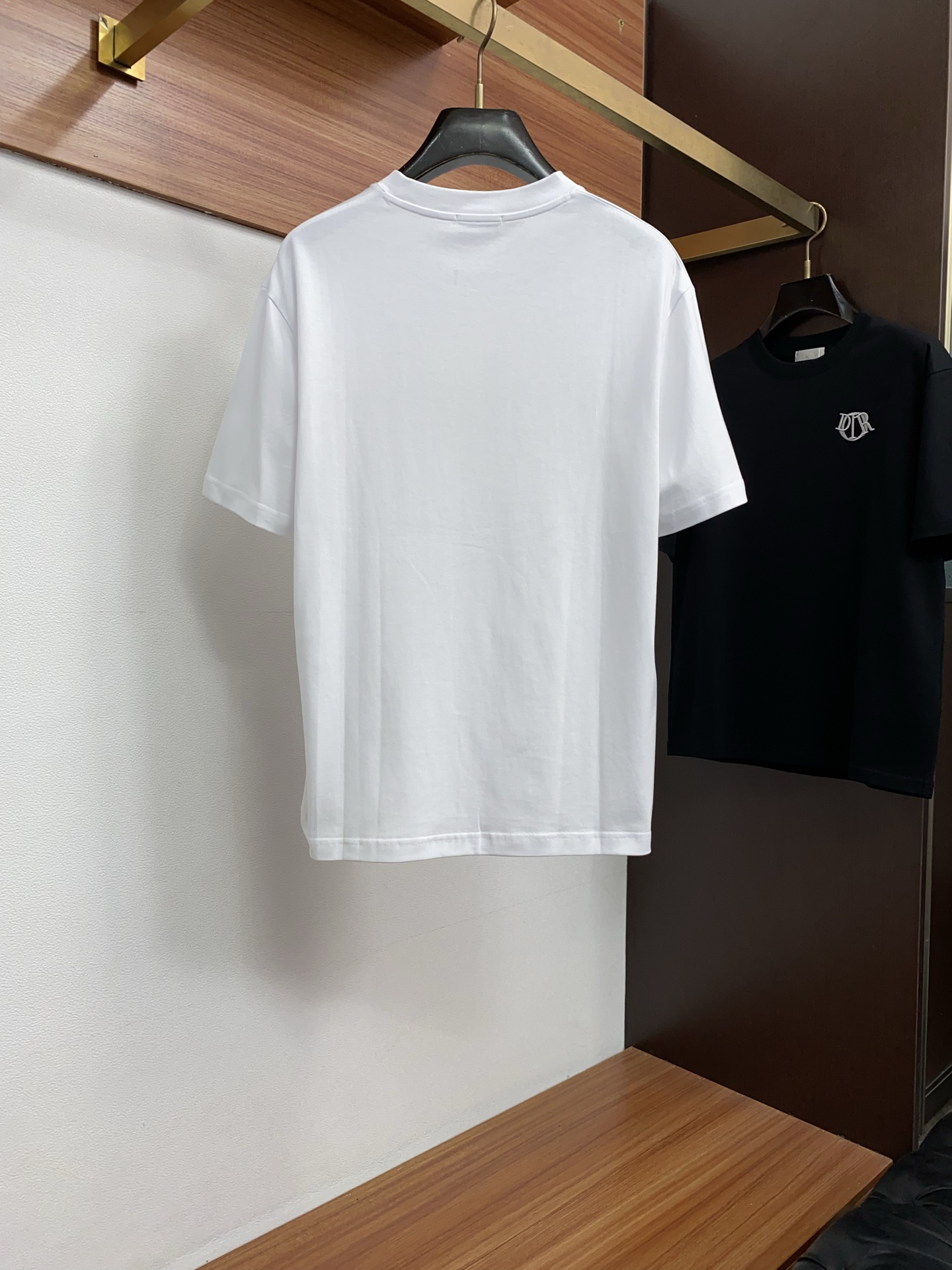 迪奥 ss新工艺logo纯棉质微阔版圆领男士短袖T恤，新季新推系列将标识巧妙融入设计，塑就一系列充满复古