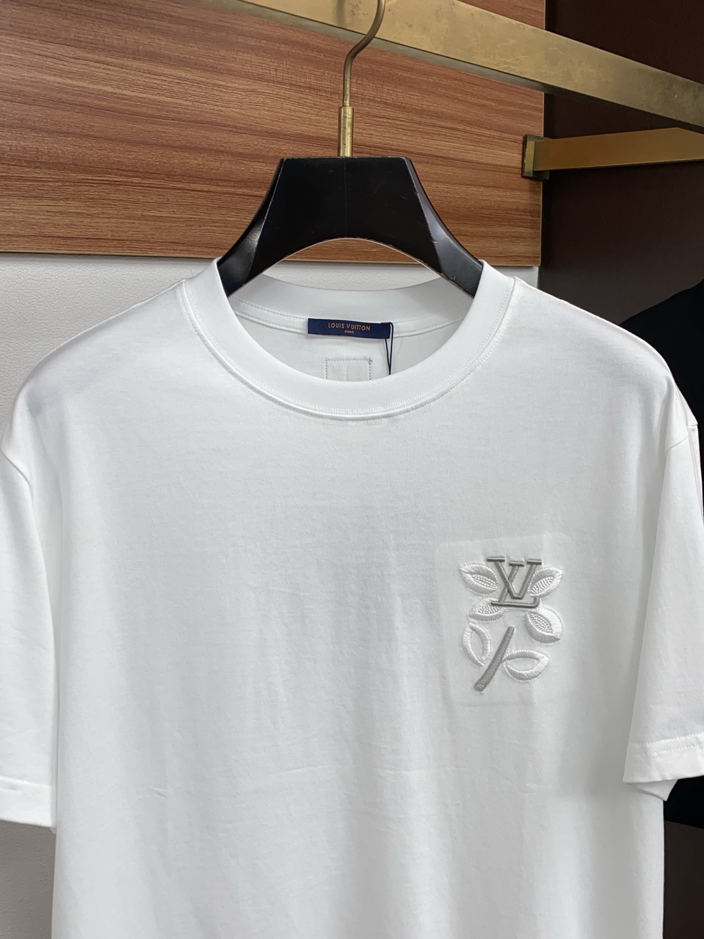 1v 路易威登 ss新工艺logo纯棉质微阔版圆领男士短袖T恤，新季新推系列将标识巧妙融入设计，塑就一系