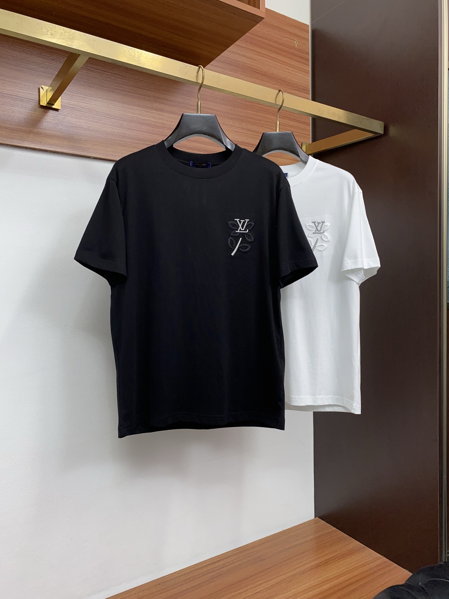 1v 路易威登 ss新工艺logo纯棉质微阔版圆领男士短袖T恤，新季新推系列将标识巧妙融入设计，塑就一系