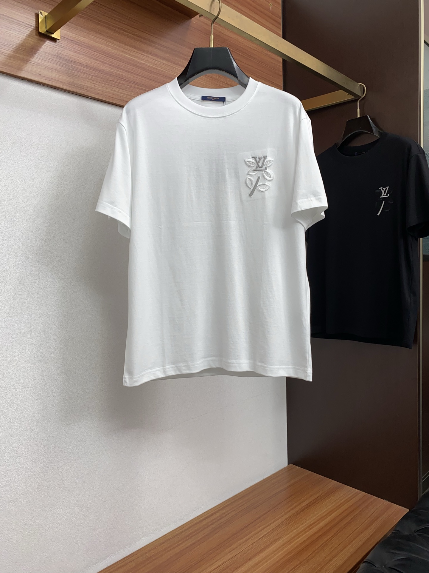 1v 路易威登 ss新工艺logo纯棉质微阔版圆领男士短袖T恤，新季新推系列将标识巧妙融入设计，塑就一系