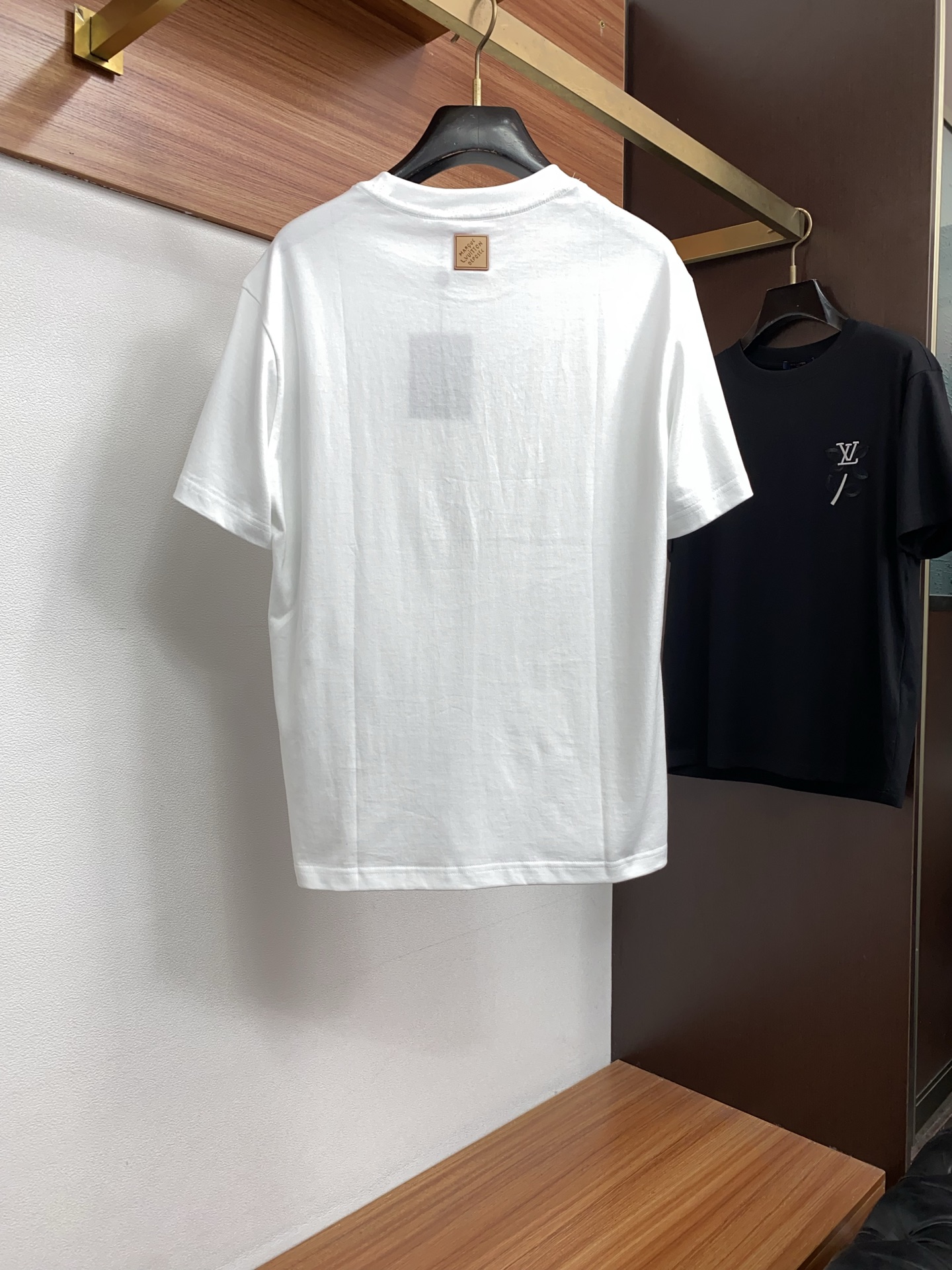 1v 路易威登 ss新工艺logo纯棉质微阔版圆领男士短袖T恤，新季新推系列将标识巧妙融入设计，塑就一系