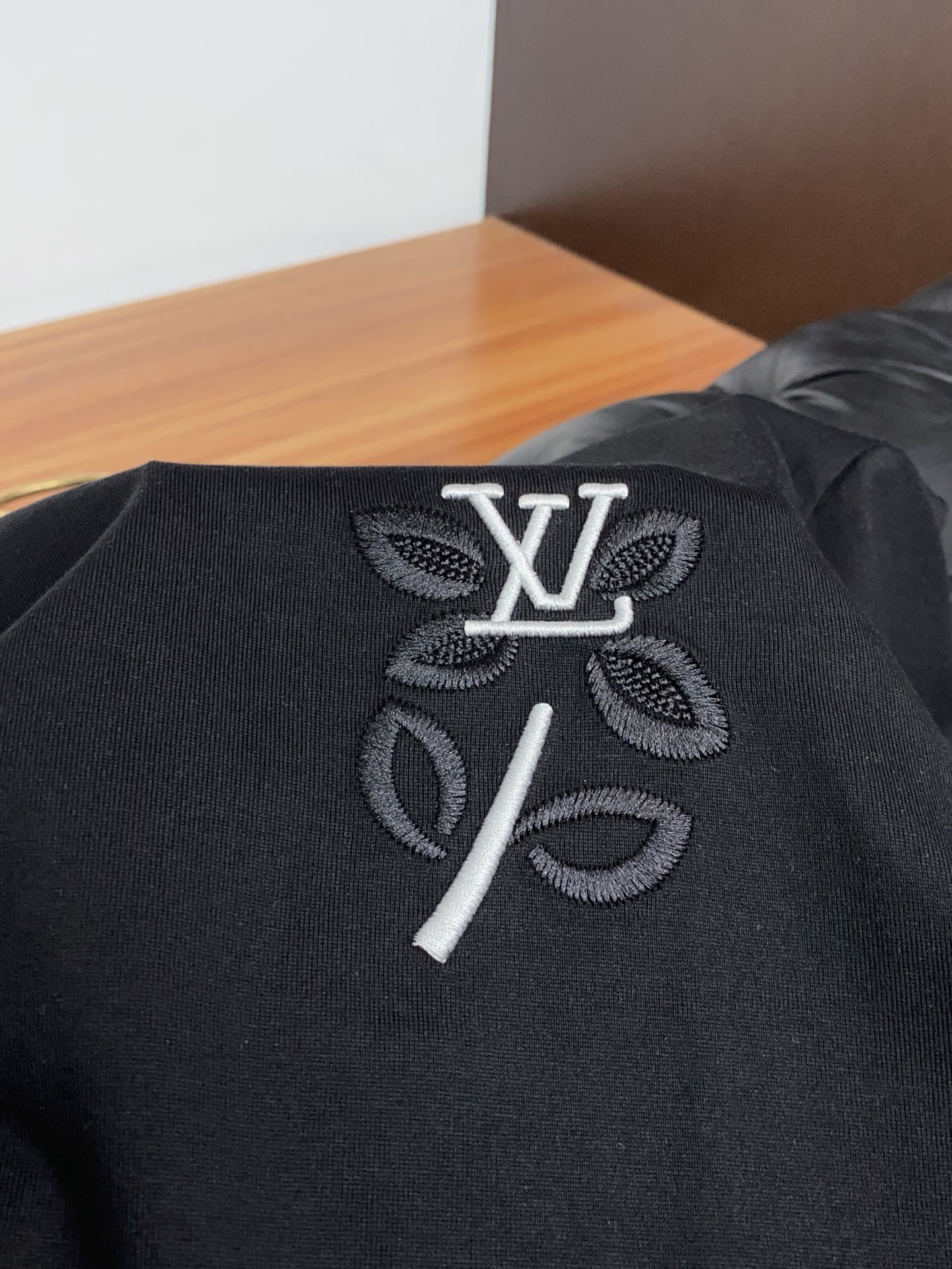 1v 路易威登 ss新工艺logo纯棉质微阔版圆领男士短袖T恤，新季新推系列将标识巧妙融入设计，塑就一系