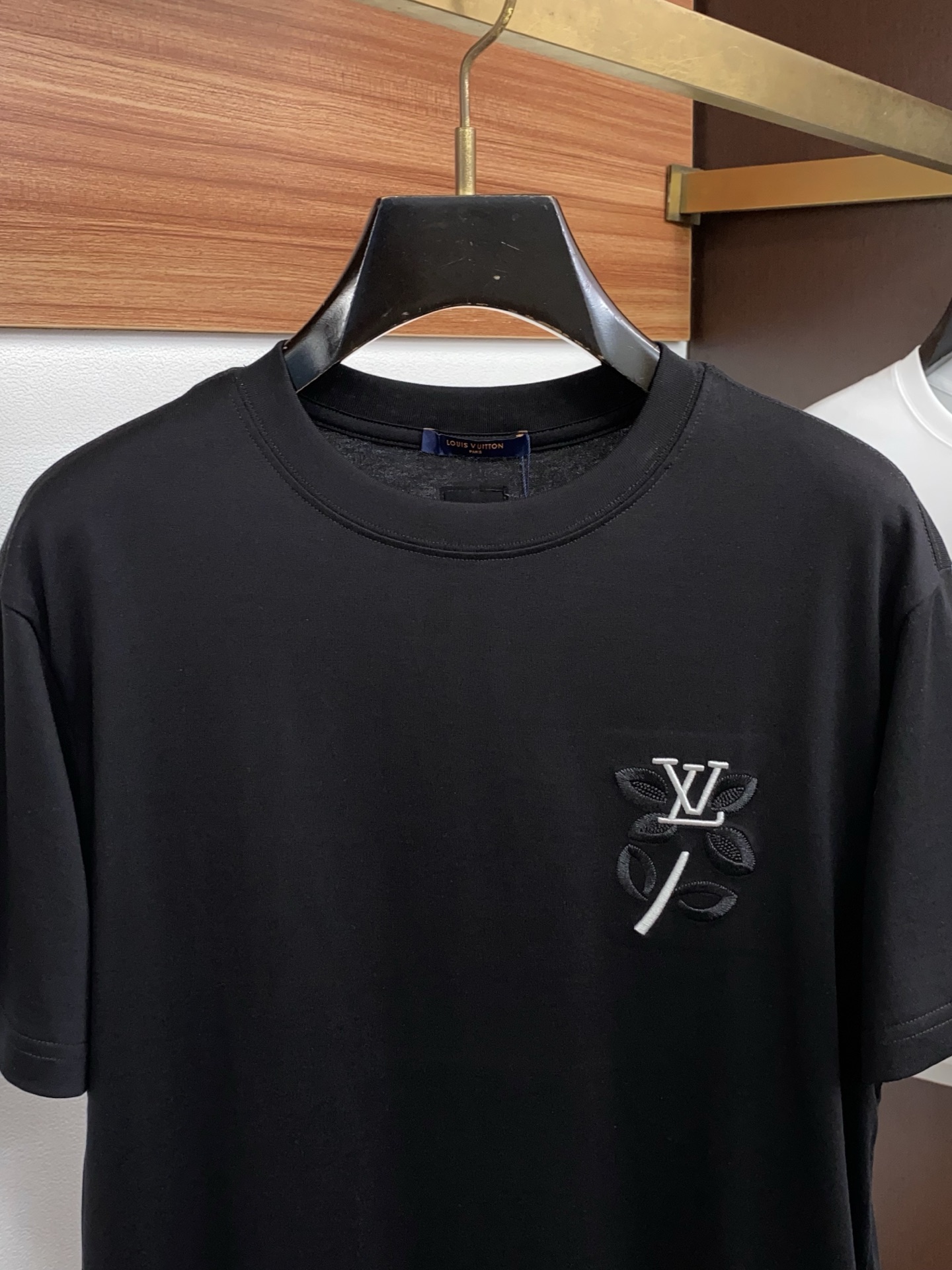 1v 路易威登 ss新工艺logo纯棉质微阔版圆领男士短袖T恤，新季新推系列将标识巧妙融入设计，塑就一系