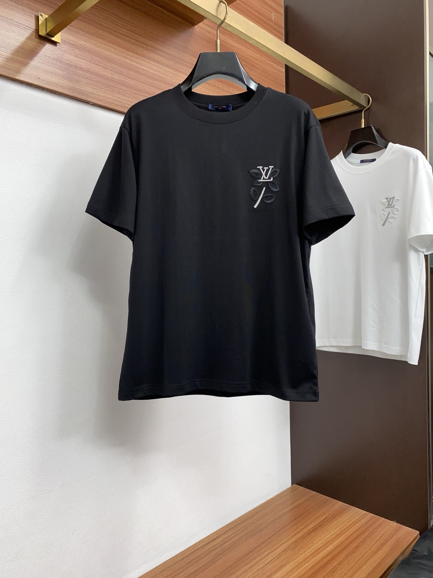 1v 路易威登 ss新工艺logo纯棉质微阔版圆领男士短袖T恤，新季新推系列将标识巧妙融入设计，塑就一系