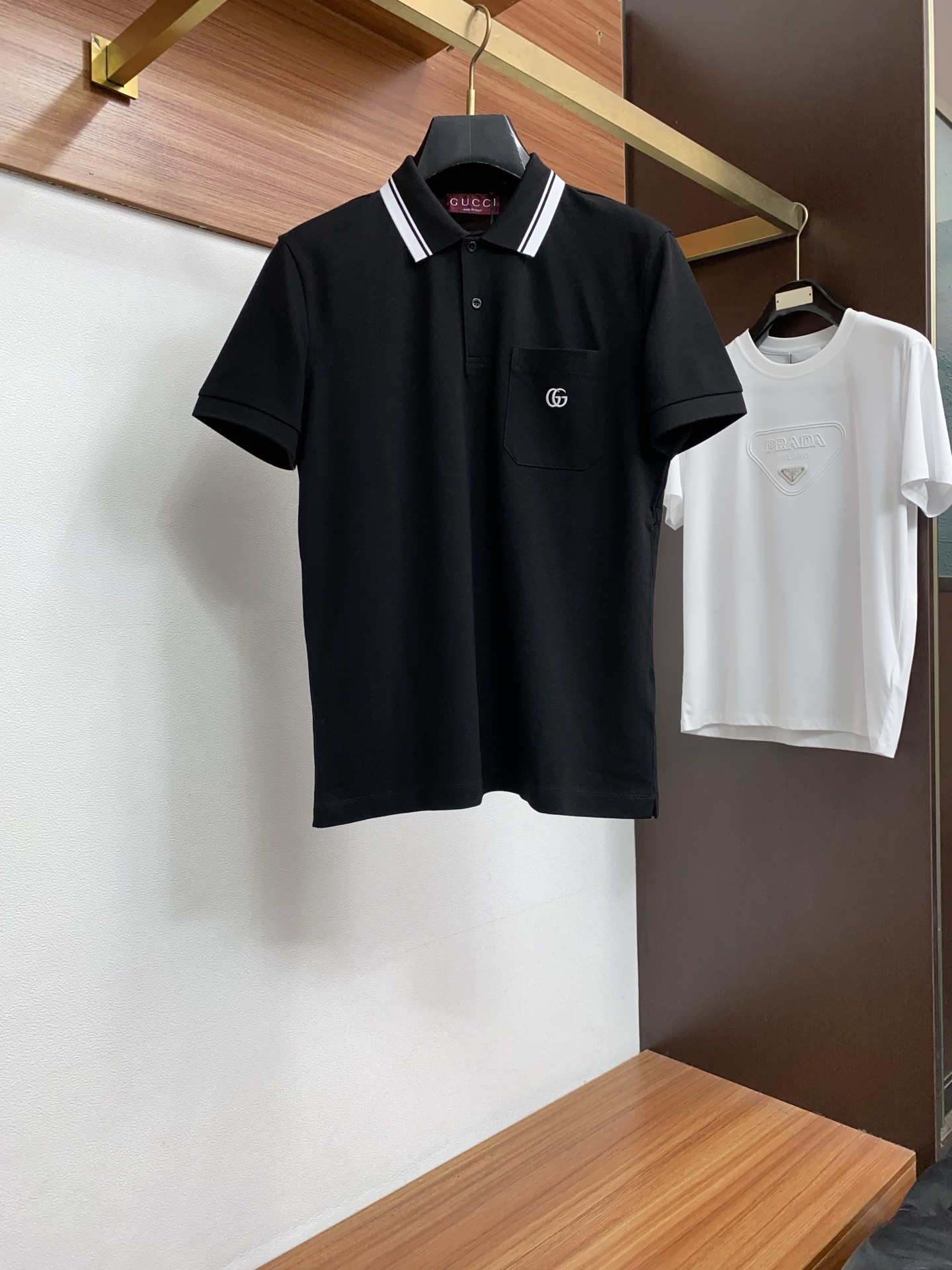 古奇 2026春夏新品细纹珠地商务Polo，极简的衣身造型！顶级天丝棉质地 整体的触感极为舒适，弹力十足