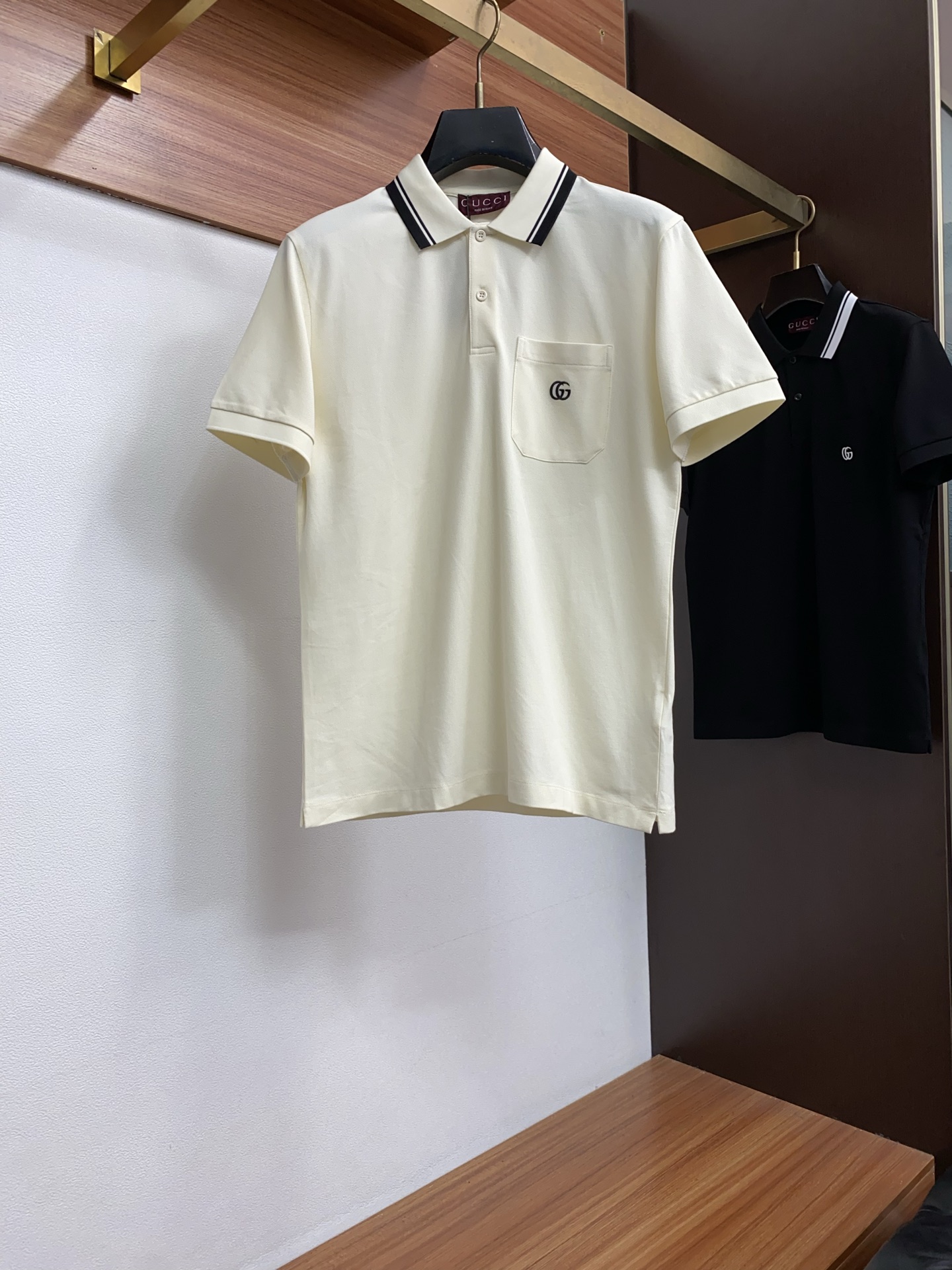 古奇 2026春夏新品细纹珠地商务Polo，极简的衣身造型！顶级天丝棉质地 整体的触感极为舒适，弹力十足