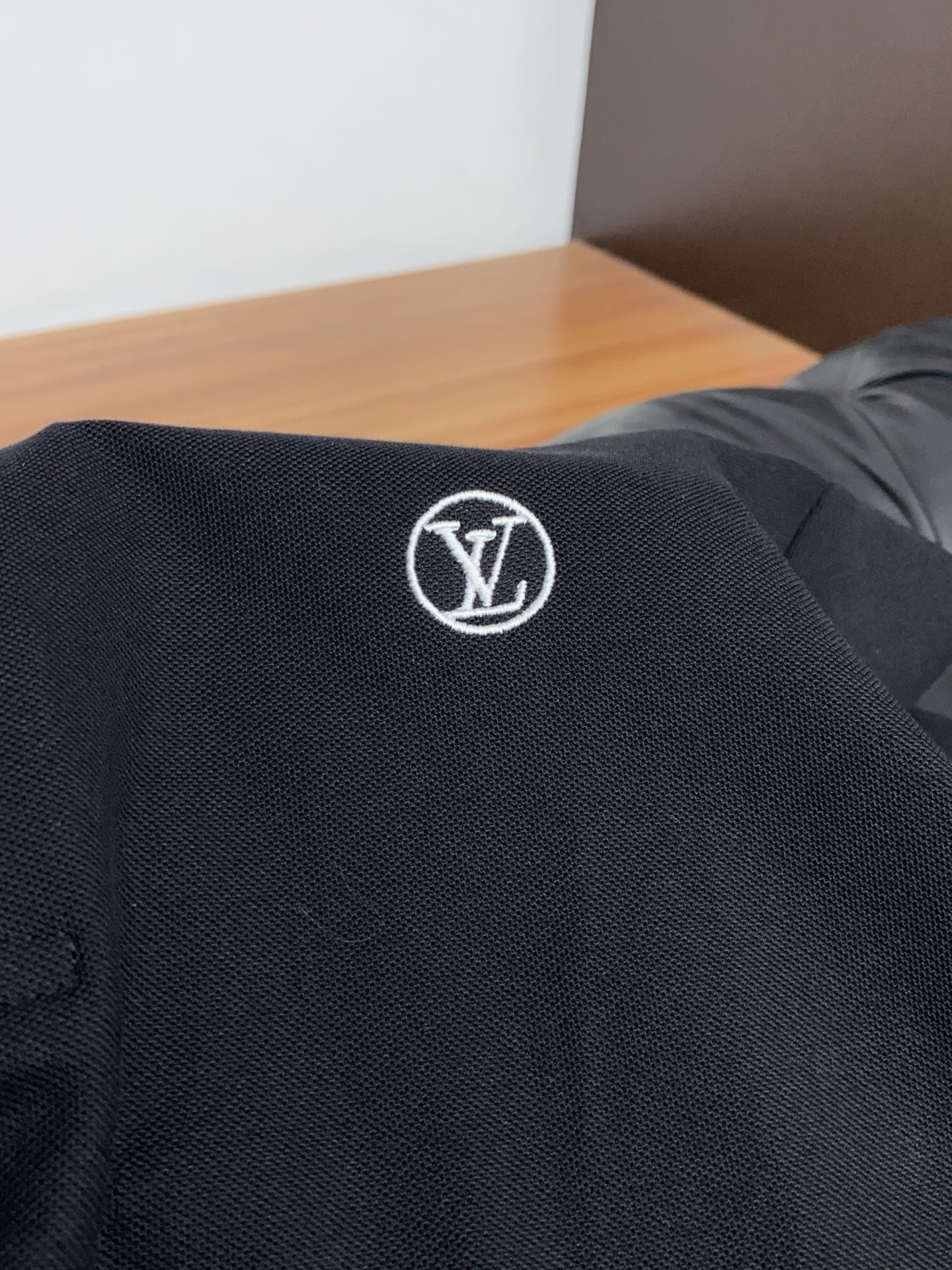 1v路易威登 2026春夏新品商务Polo，极简的衣身造型！珠地面料整体的触感极为舒适，弹力十足亲肤效果