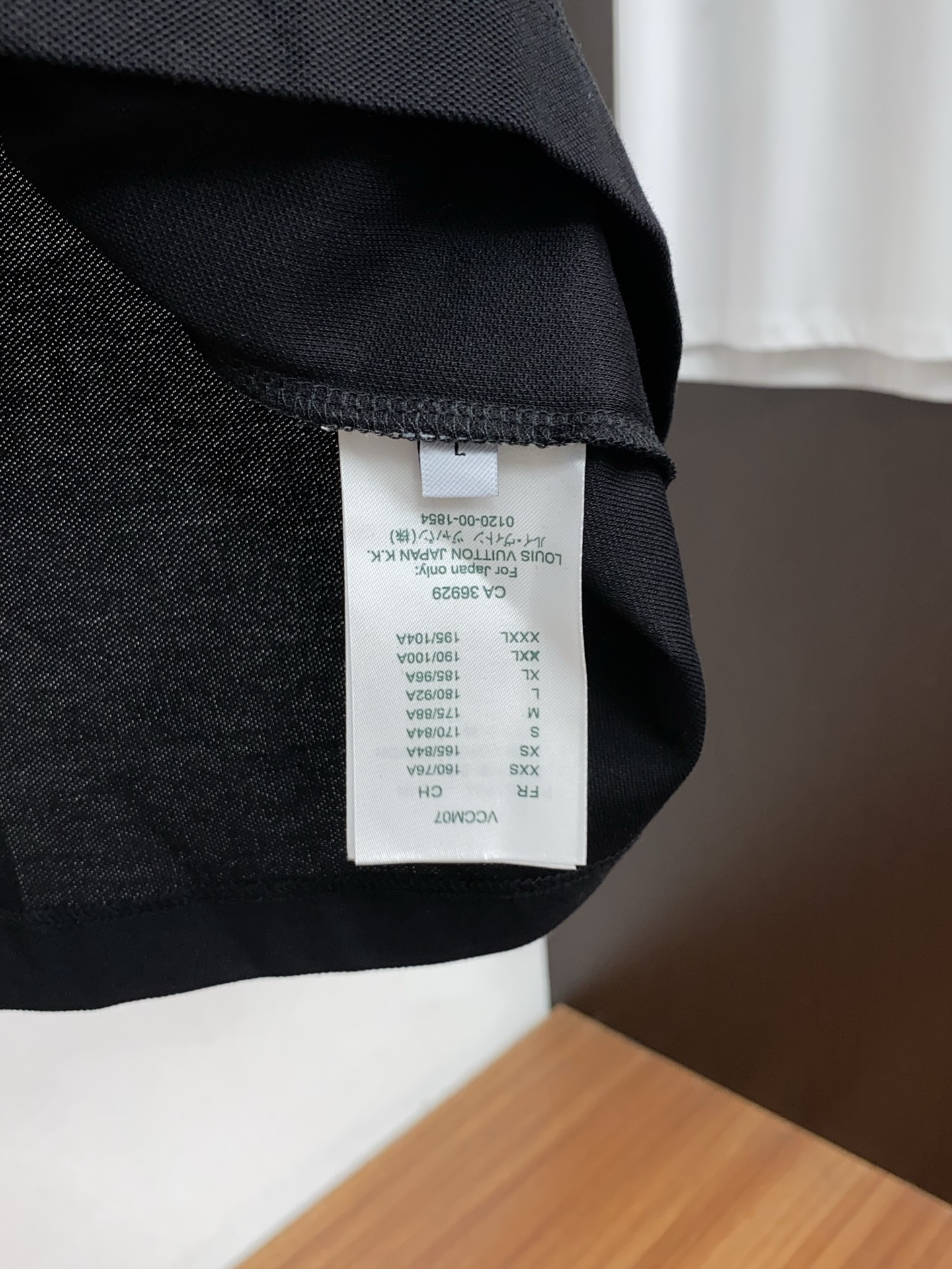 1v路易威登 2026春夏新品商务Polo，极简的衣身造型！珠地面料整体的触感极为舒适，弹力十足亲肤效果