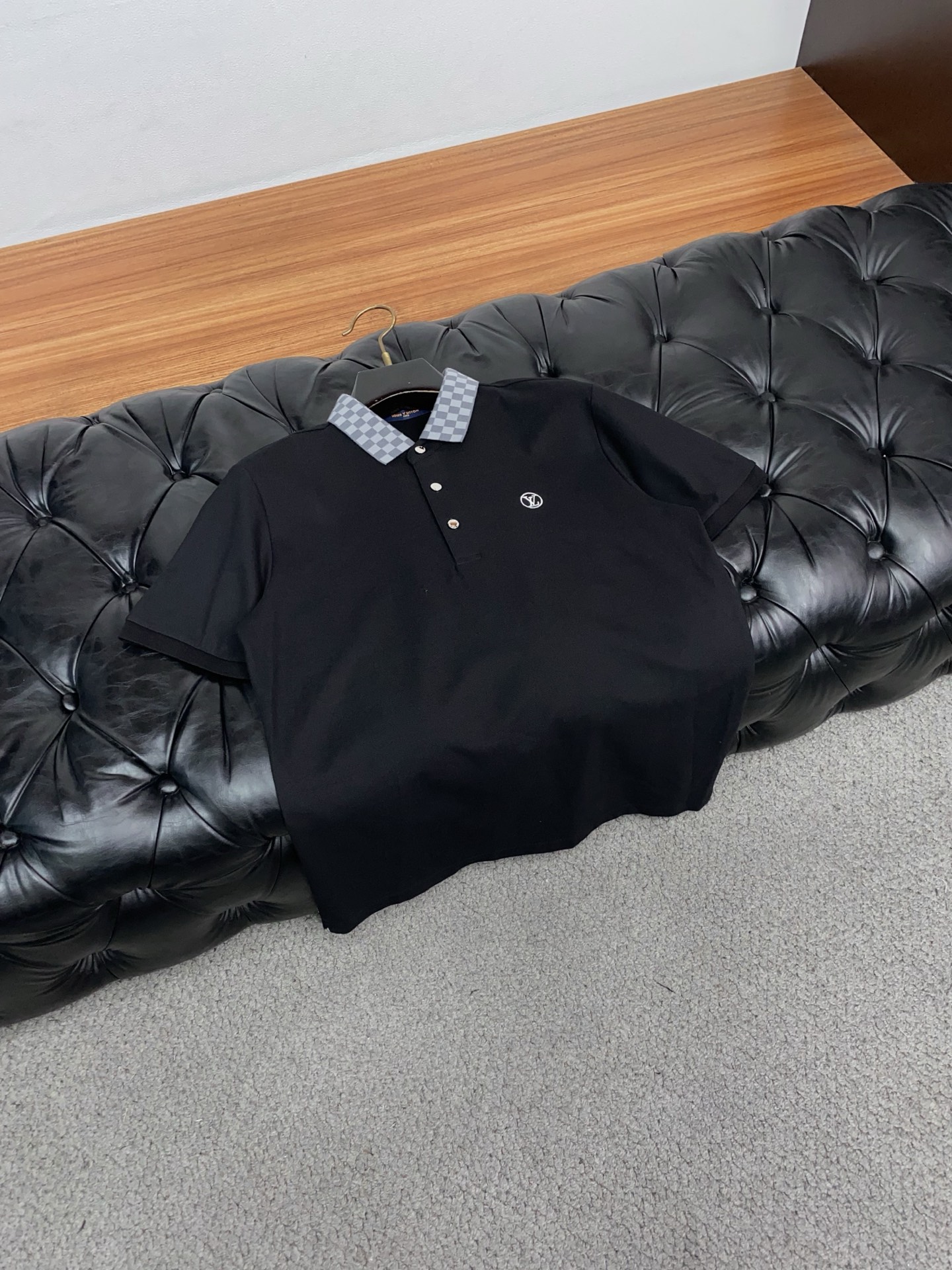 1v路易威登 2026春夏新品商务Polo，极简的衣身造型！珠地面料整体的触感极为舒适，弹力十足亲肤效果