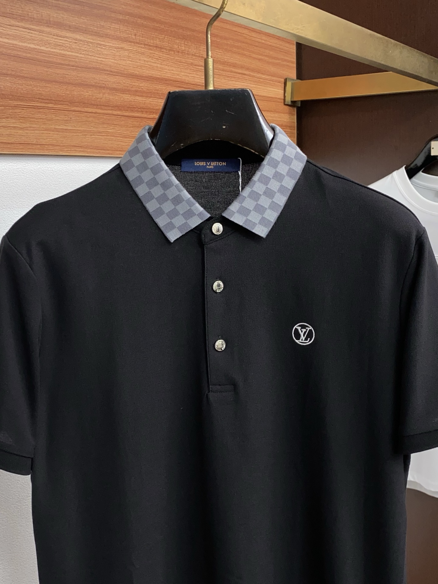 1v路易威登 2026春夏新品商务Polo，极简的衣身造型！珠地面料整体的触感极为舒适，弹力十足亲肤效果