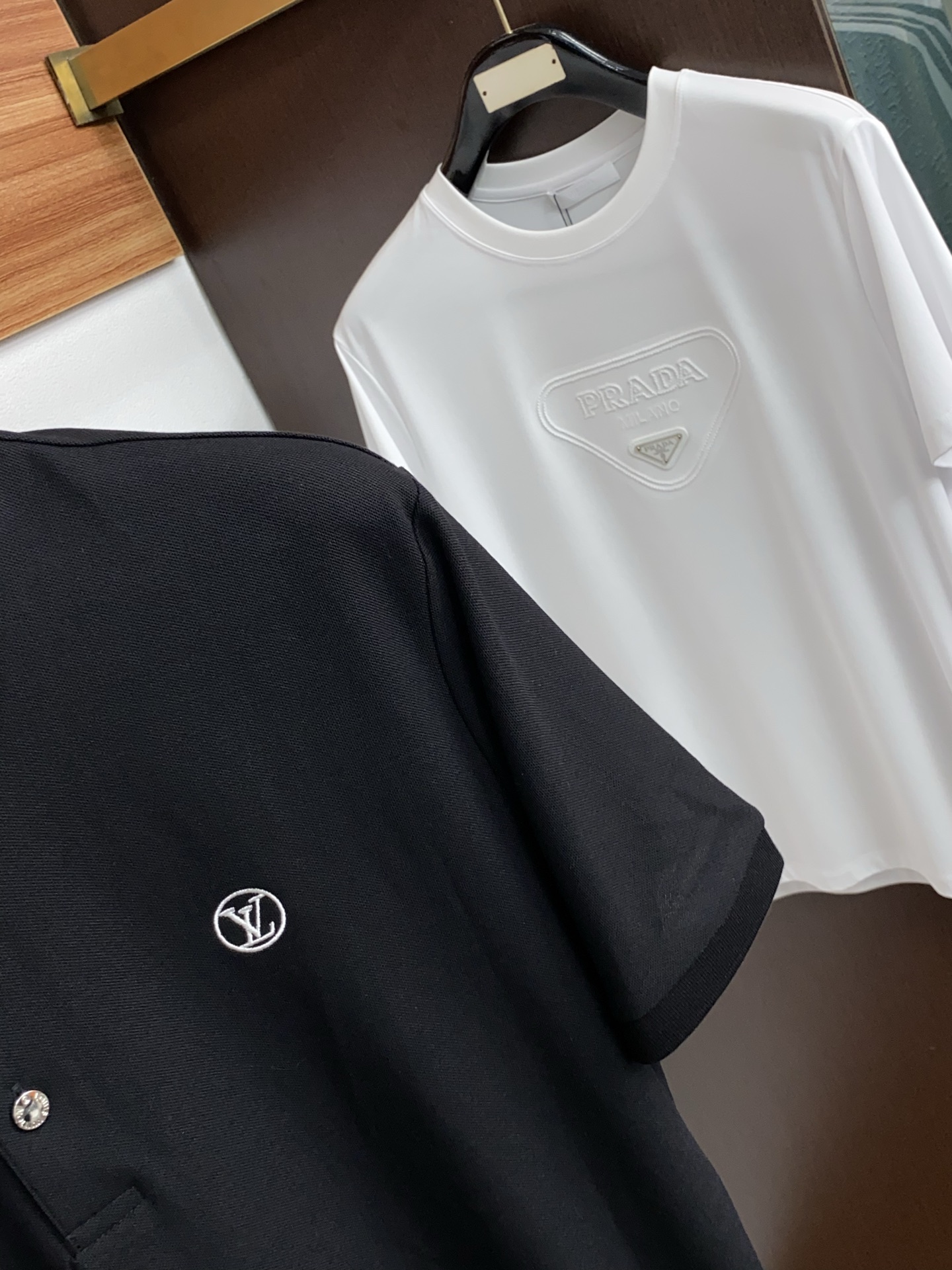 1v路易威登 2026春夏新品商务Polo，极简的衣身造型！珠地面料整体的触感极为舒适，弹力十足亲肤效果