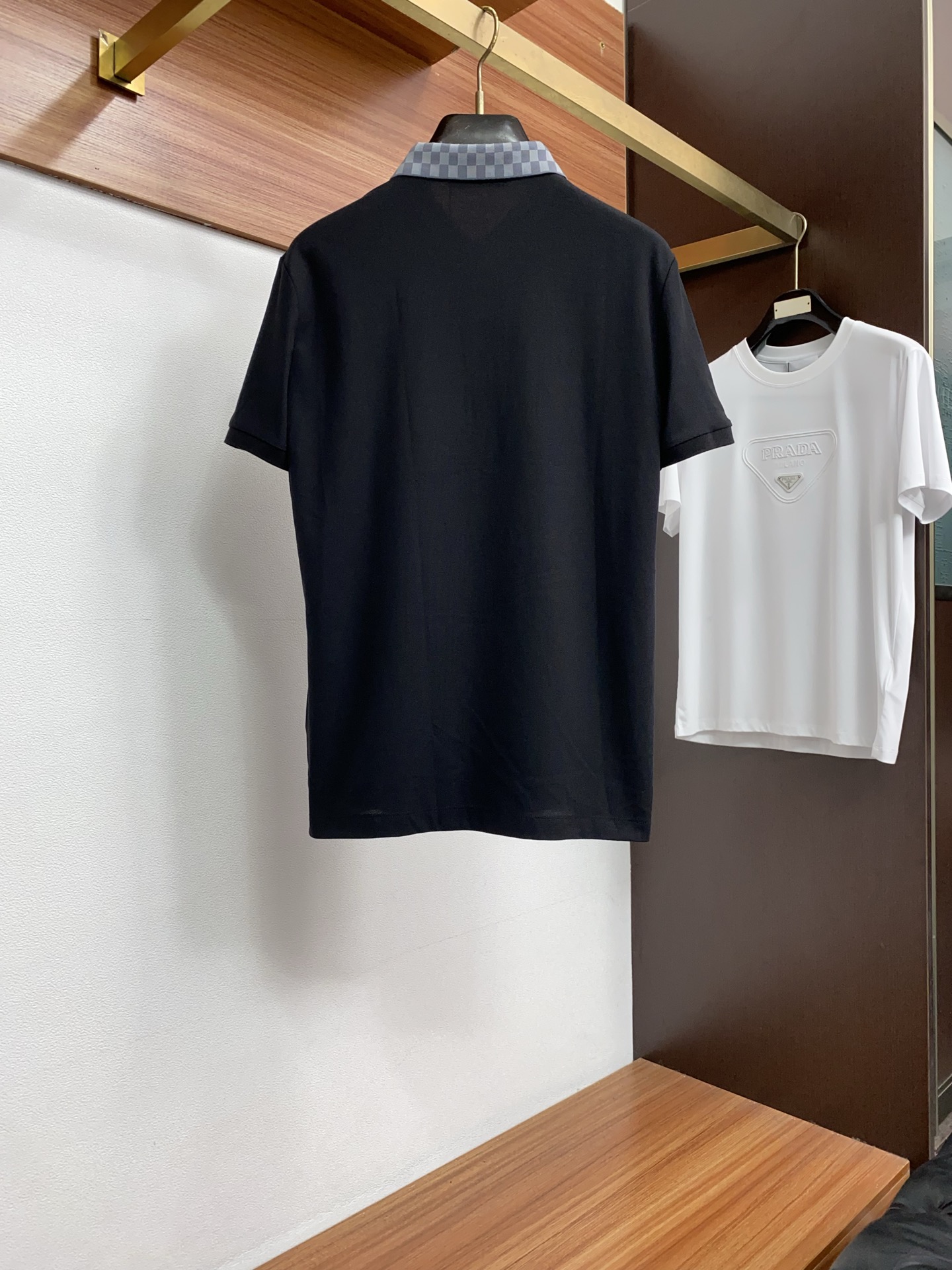 1v路易威登 2026春夏新品商务Polo，极简的衣身造型！珠地面料整体的触感极为舒适，弹力十足亲肤效果