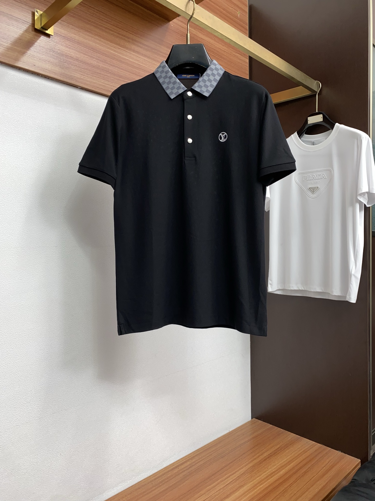 1v路易威登 2026春夏新品商务Polo，极简的衣身造型！珠地面料整体的触感极为舒适，弹力十足亲肤效果