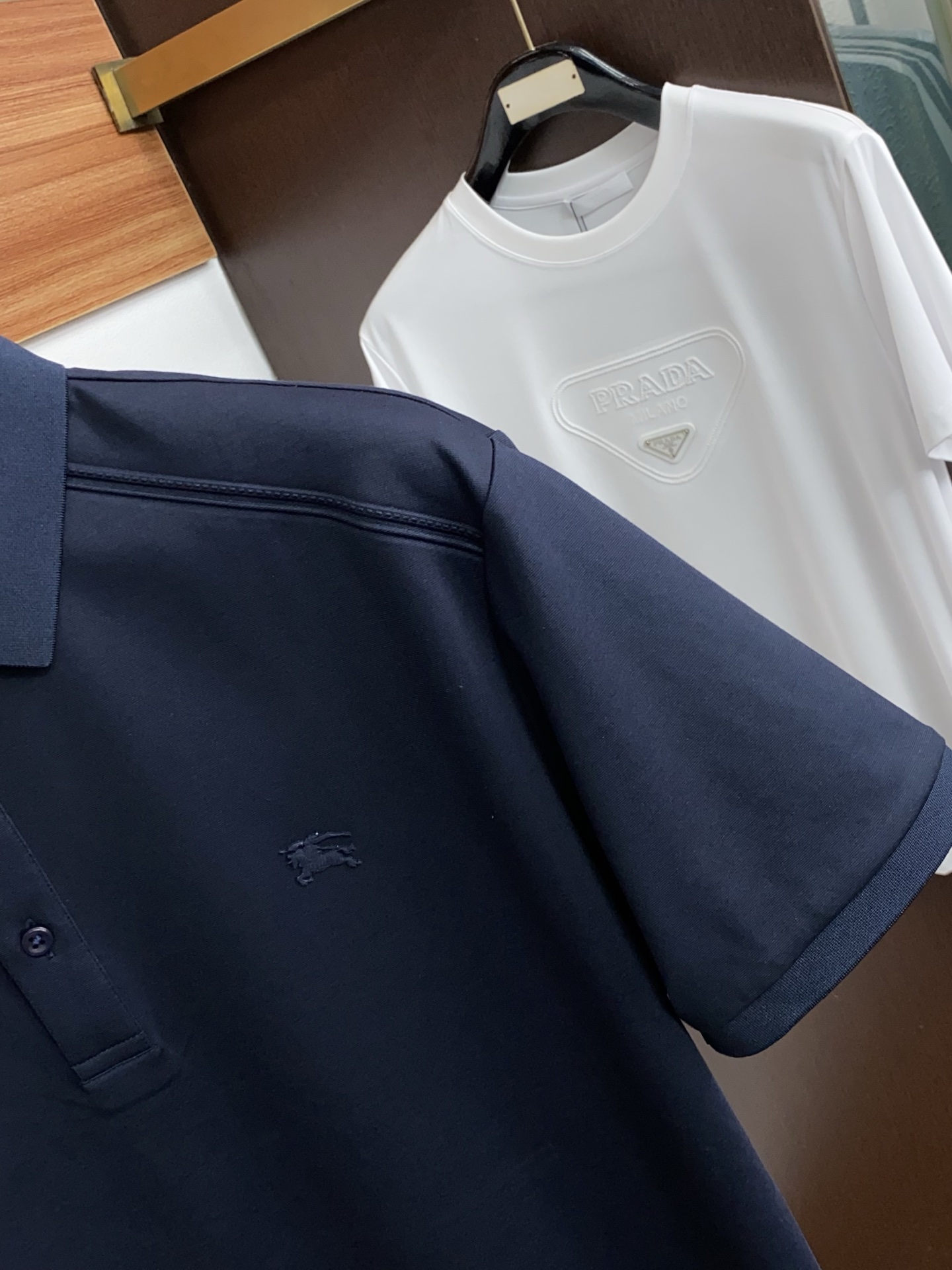 巴宝莉 2026春夏新品商务Polo，极简的衣身造型！丝光面料整体的触感极为舒适，弹力十足亲肤效果高级，
