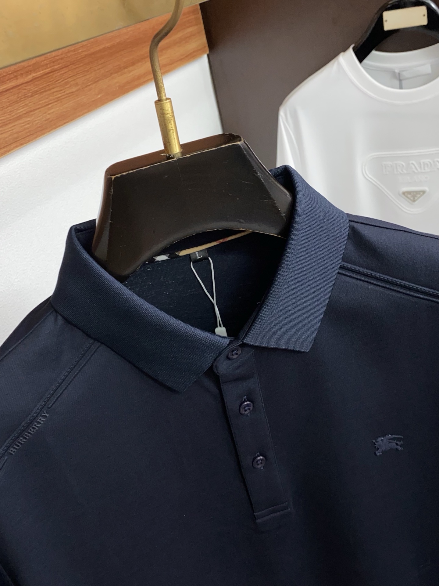 巴宝莉 2026春夏新品商务Polo，极简的衣身造型！丝光面料整体的触感极为舒适，弹力十足亲肤效果高级，