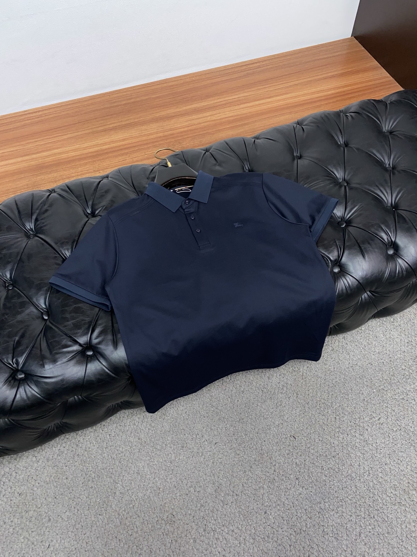 巴宝莉 2026春夏新品商务Polo，极简的衣身造型！丝光面料整体的触感极为舒适，弹力十足亲肤效果高级，