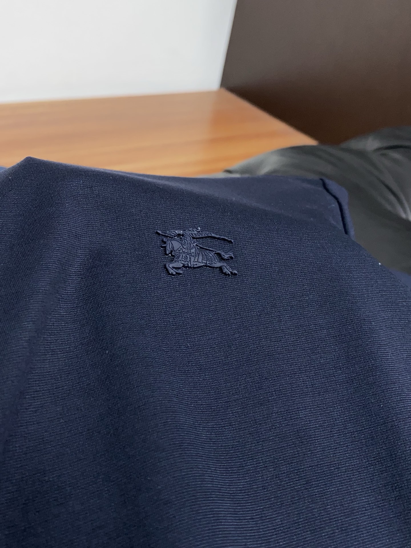巴宝莉 2026春夏新品商务Polo，极简的衣身造型！丝光面料整体的触感极为舒适，弹力十足亲肤效果高级，