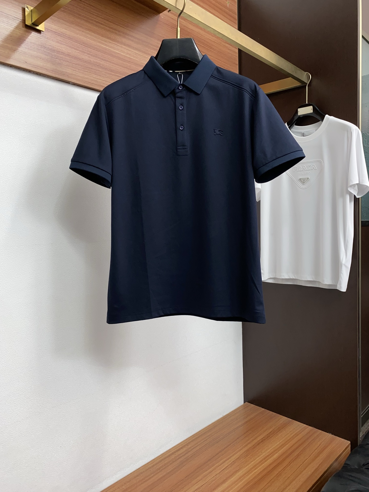 巴宝莉 2026春夏新品商务Polo，极简的衣身造型！丝光面料整体的触感极为舒适，弹力十足亲肤效果高级，