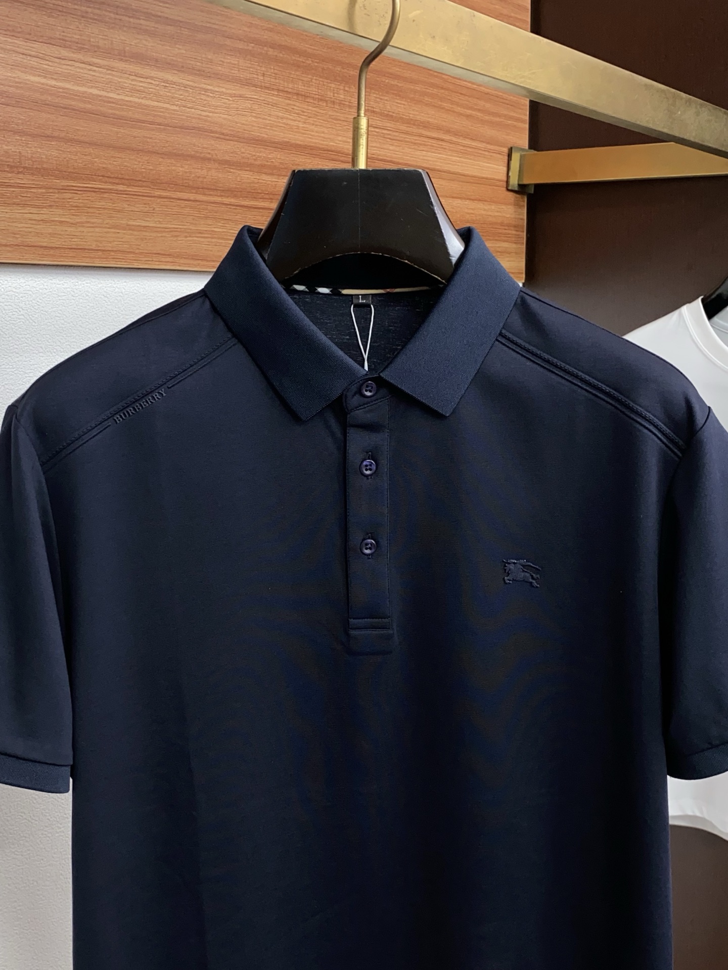 巴宝莉 2026春夏新品商务Polo，极简的衣身造型！丝光面料整体的触感极为舒适，弹力十足亲肤效果高级，