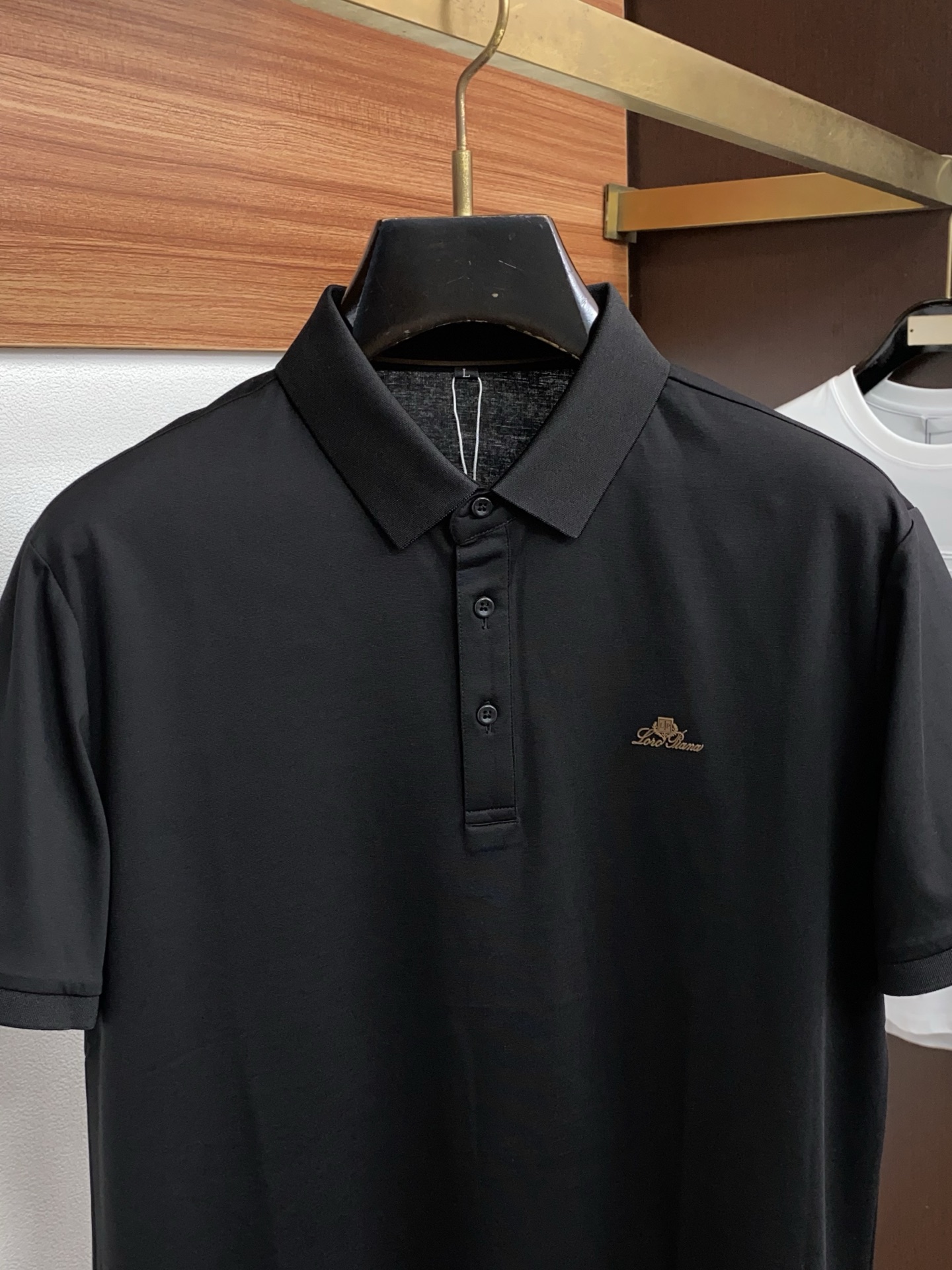 巴宝莉 2026春夏新品商务Polo，极简的衣身造型！丝光面料整体的触感极为舒适，弹力十足亲肤效果高级，