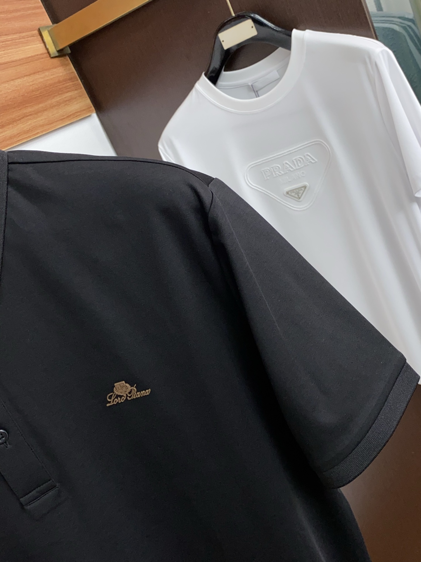 巴宝莉 2026春夏新品商务Polo，极简的衣身造型！丝光面料整体的触感极为舒适，弹力十足亲肤效果高级，