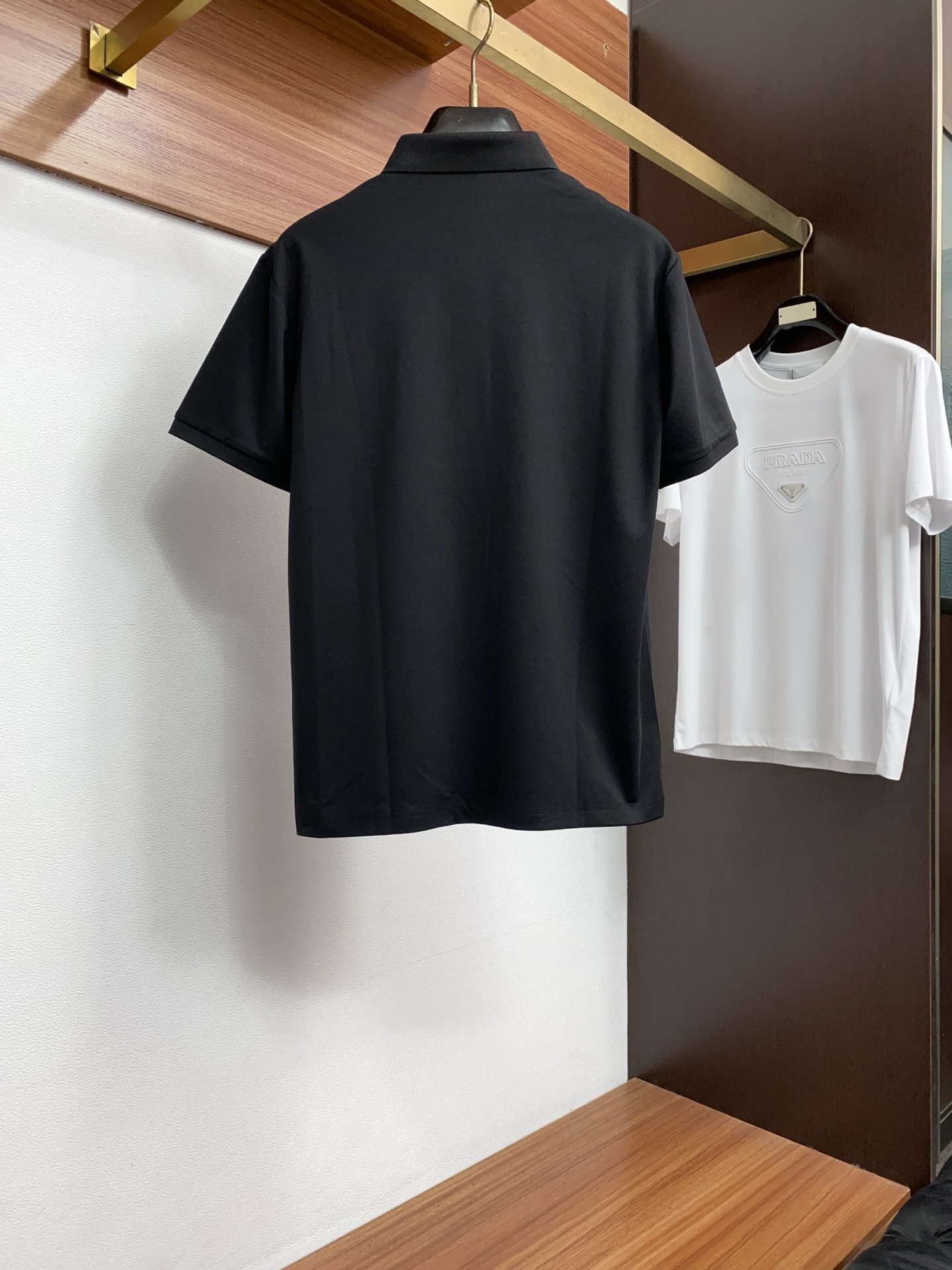巴宝莉 2026春夏新品商务Polo，极简的衣身造型！丝光面料整体的触感极为舒适，弹力十足亲肤效果高级，