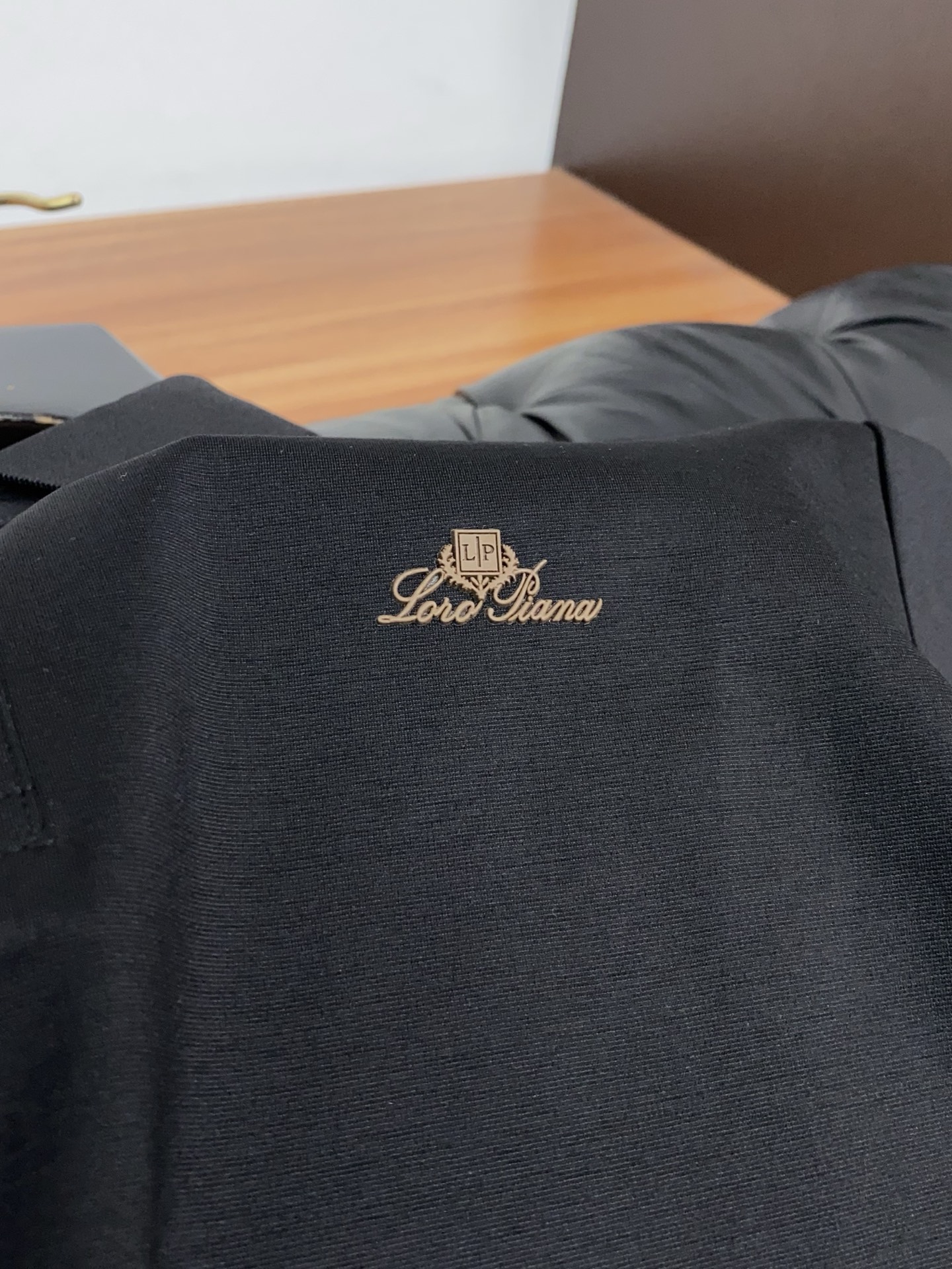 巴宝莉 2026春夏新品商务Polo，极简的衣身造型！丝光面料整体的触感极为舒适，弹力十足亲肤效果高级，