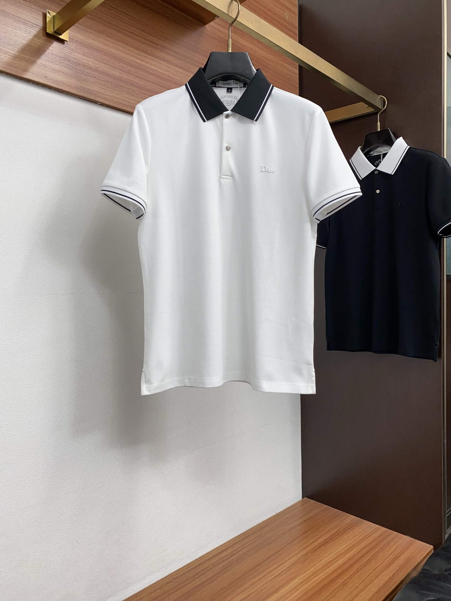 迪奥 经典翻领POLO版型，修饰身形，沉稳百搭，不挑肤色，适配商务、休闲多场景，采用高支精梳棉/珠地棉面