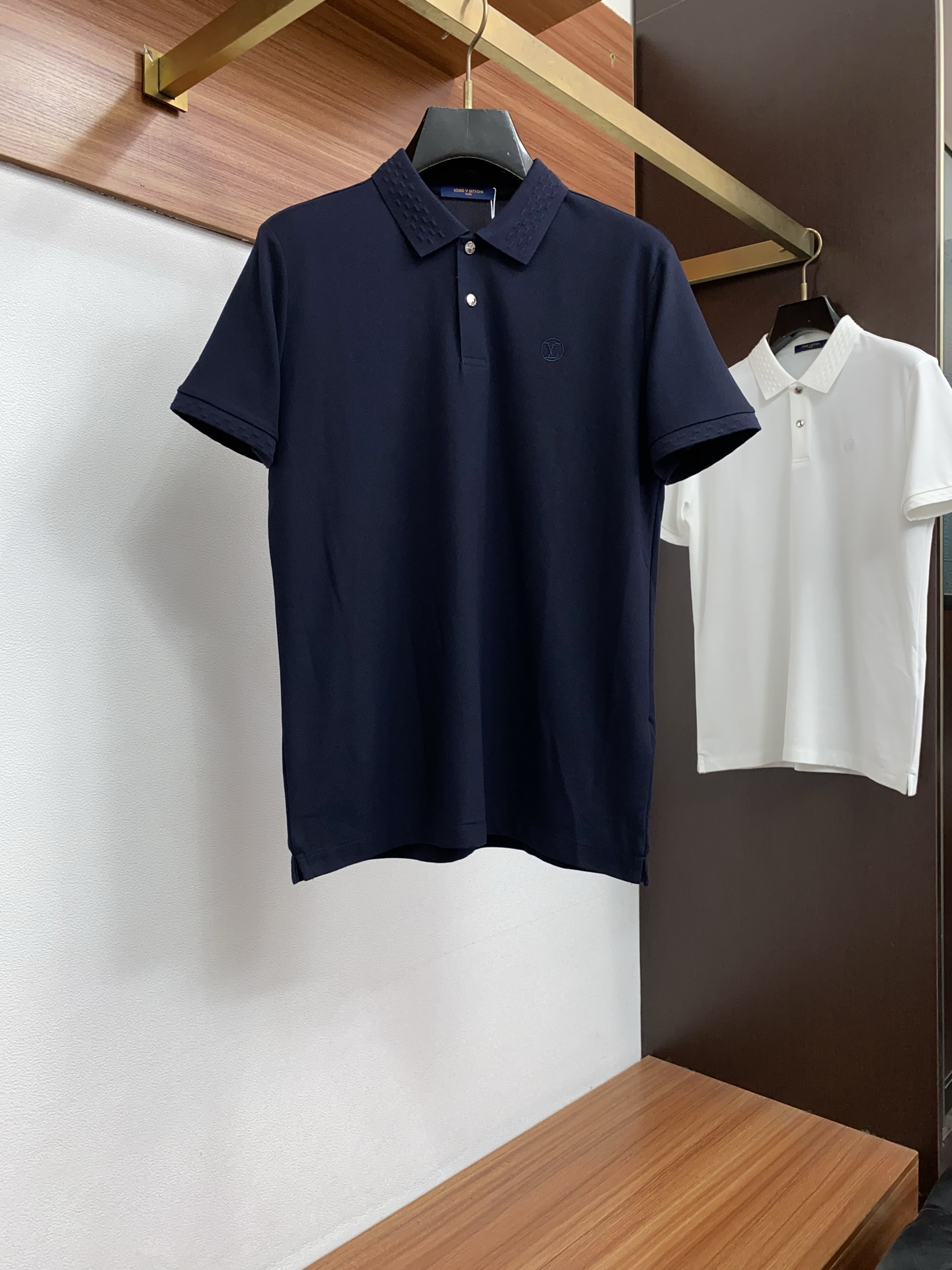 1v 路易威登 经典翻领POLO版型，修饰身形，沉稳百搭，不挑肤色，适配商务、休闲多场景，采用高支精梳棉