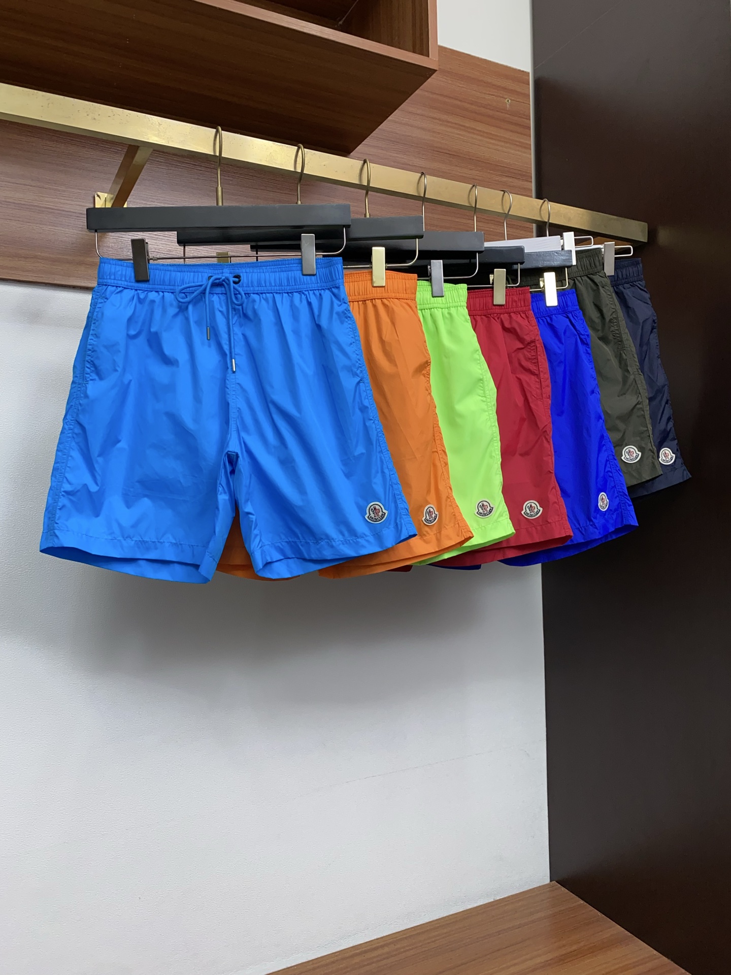 Moncler 蒙口 2026新款速干短袖 这款短裤采用高密速干锦纶面料，触感轻薄顺滑，兼具良好的抗皱性