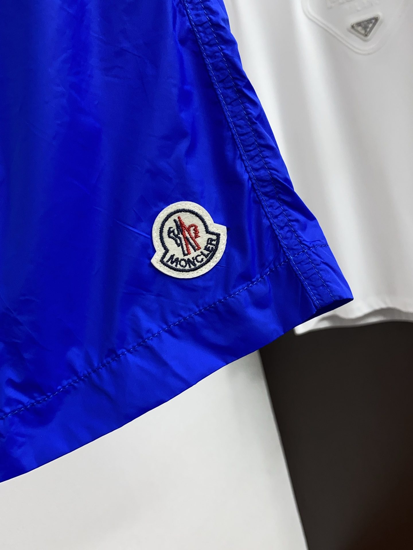 Moncler 蒙口 2026新款速干短袖 这款短裤采用高密速干锦纶面料，触感轻薄顺滑，兼具良好的抗皱性