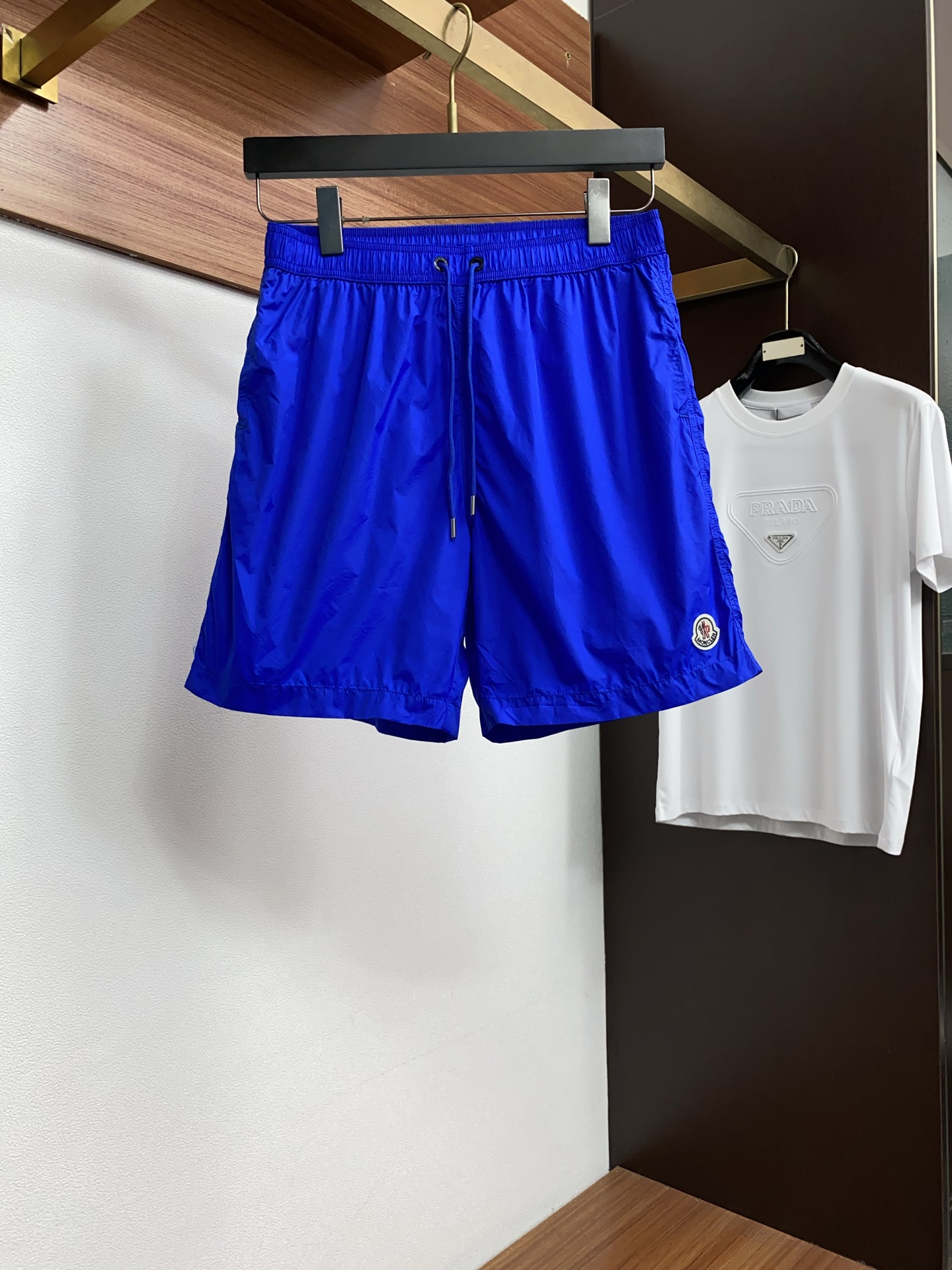 Moncler 蒙口 2026新款速干短袖 这款短裤采用高密速干锦纶面料，触感轻薄顺滑，兼具良好的抗皱性