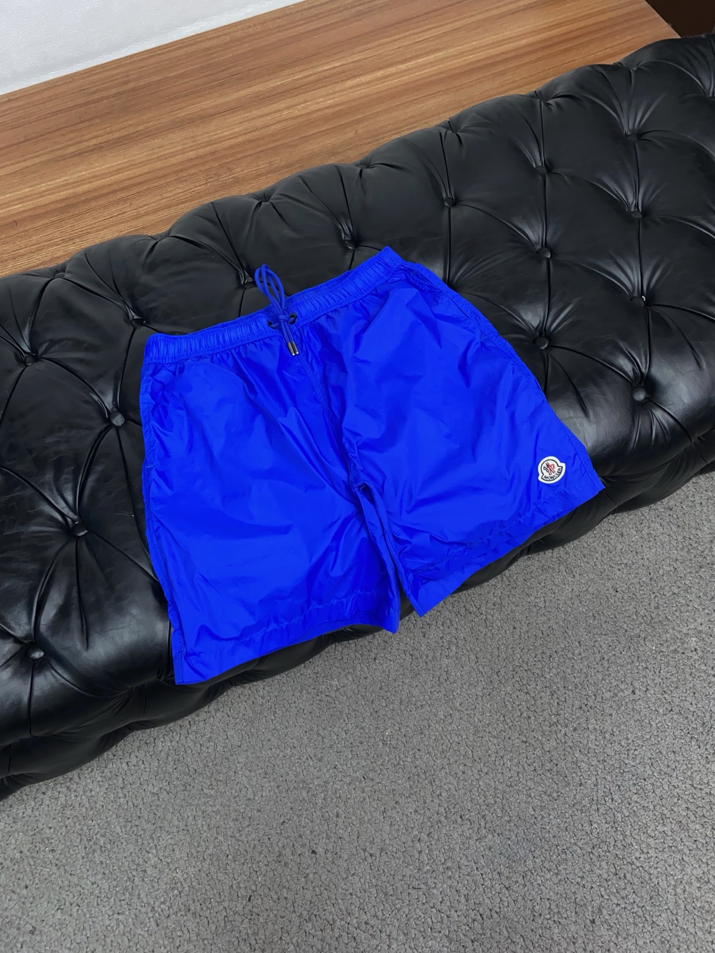 Moncler 蒙口 2026新款速干短袖 这款短裤采用高密速干锦纶面料，触感轻薄顺滑，兼具良好的抗皱性